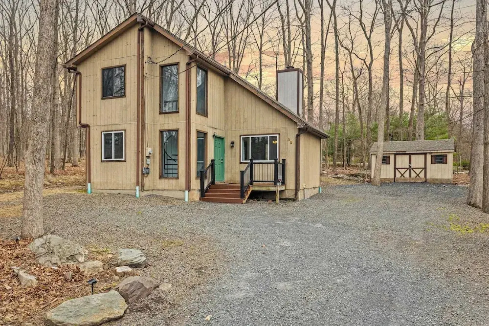 Stylish Renovated Home Open Layout, Coffee Bar + Near Hiking & Waterfalls