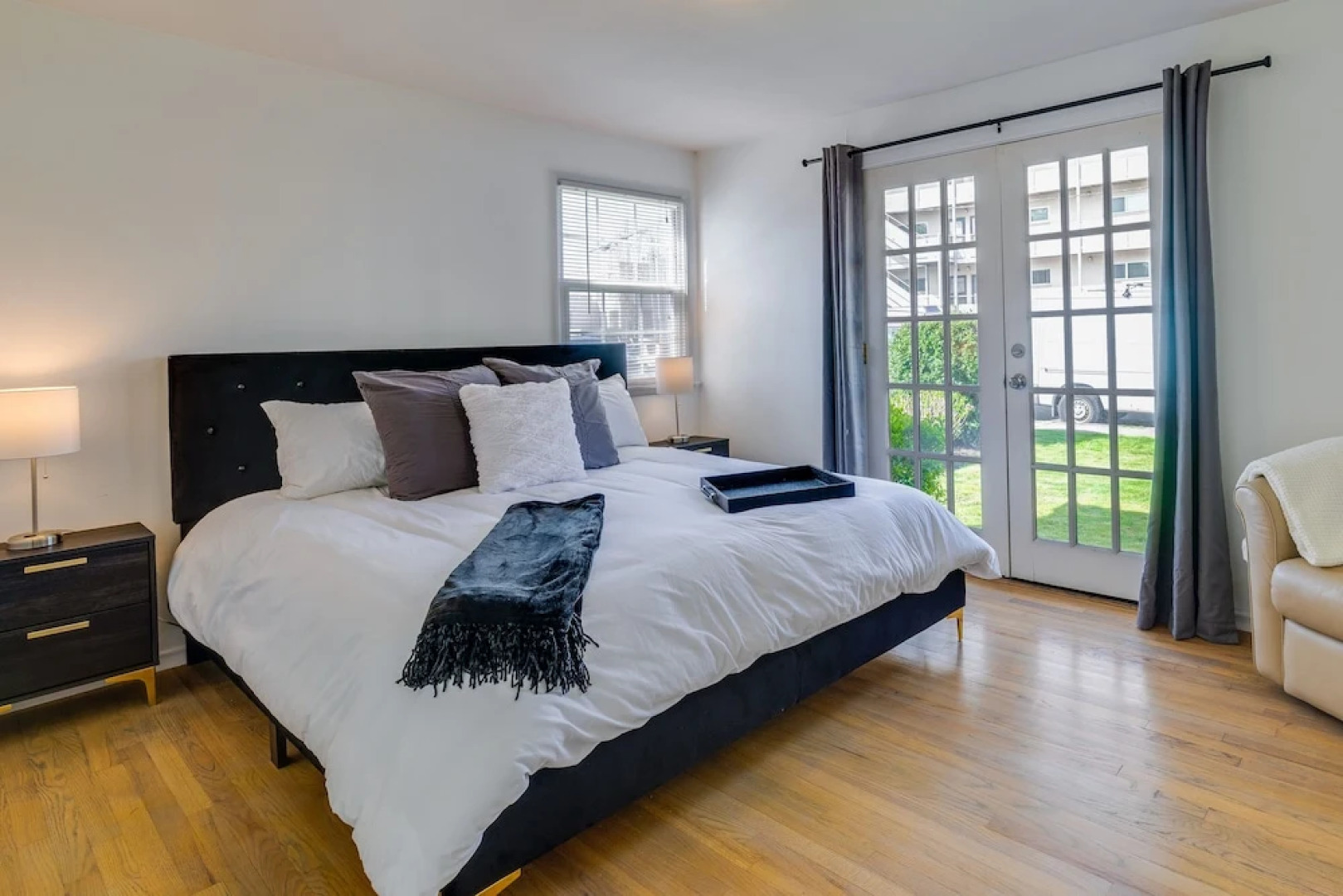 Downtown Kirkland Rental: Steps to Lake Washington