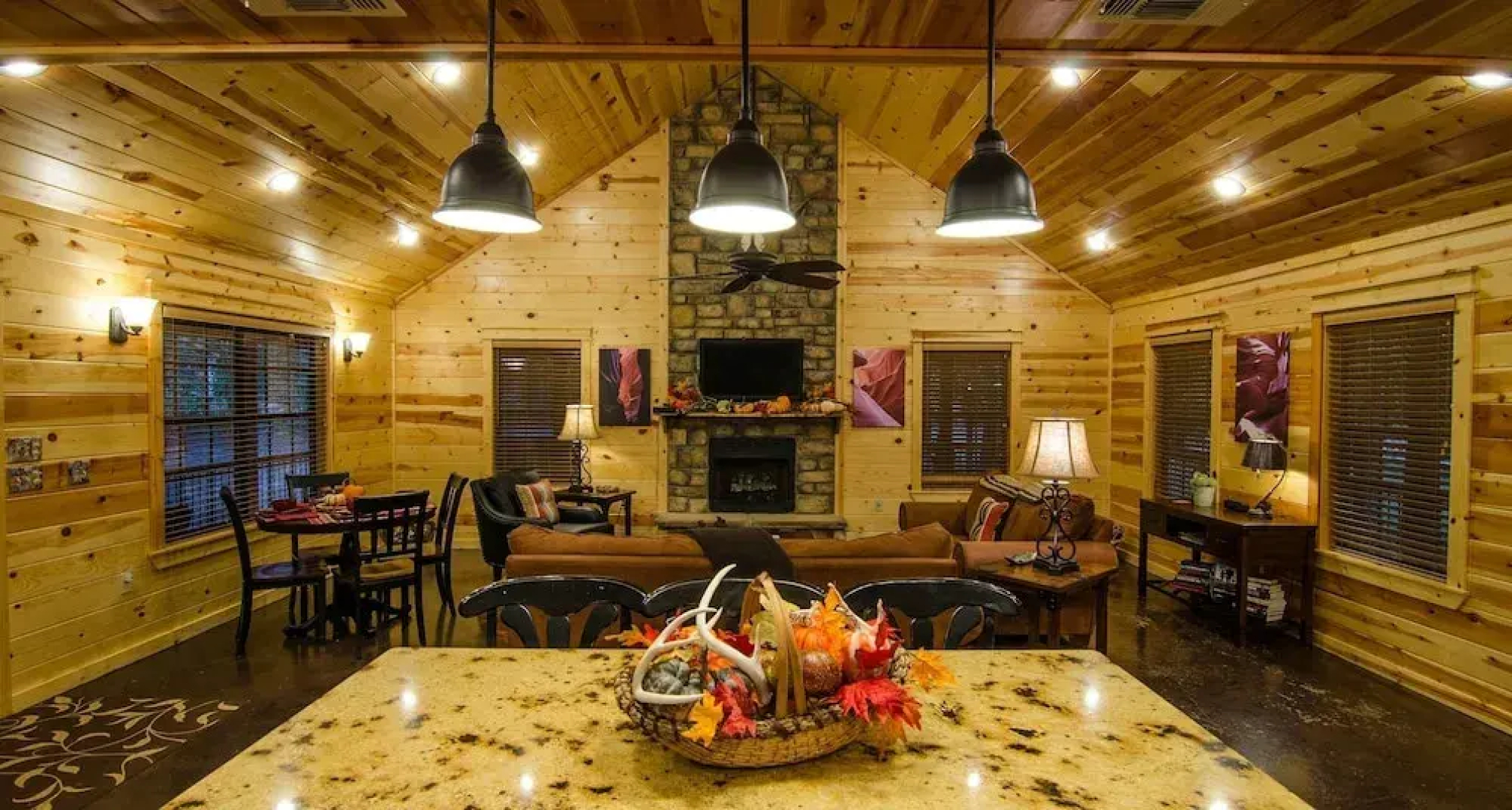 Shine on Harvest Moon With Private Grill and Hot Tub by Redawning