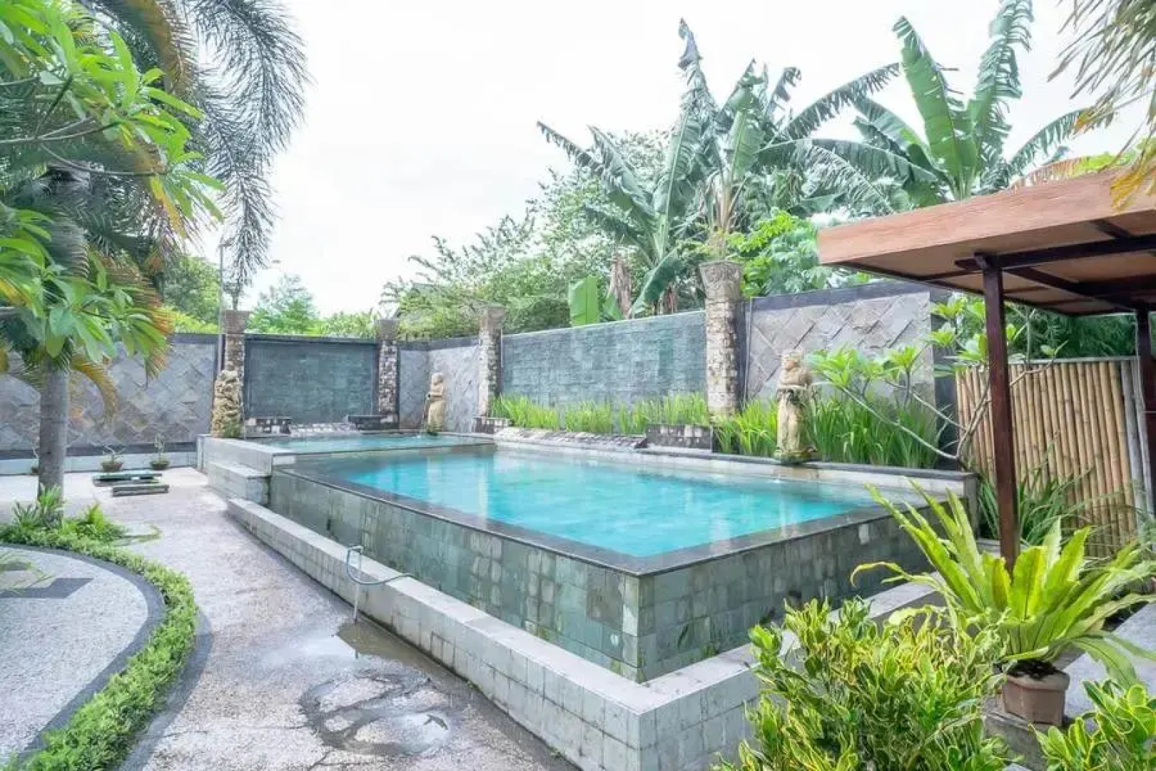RedDoorz Plus @ Raya Senggigi Lombok