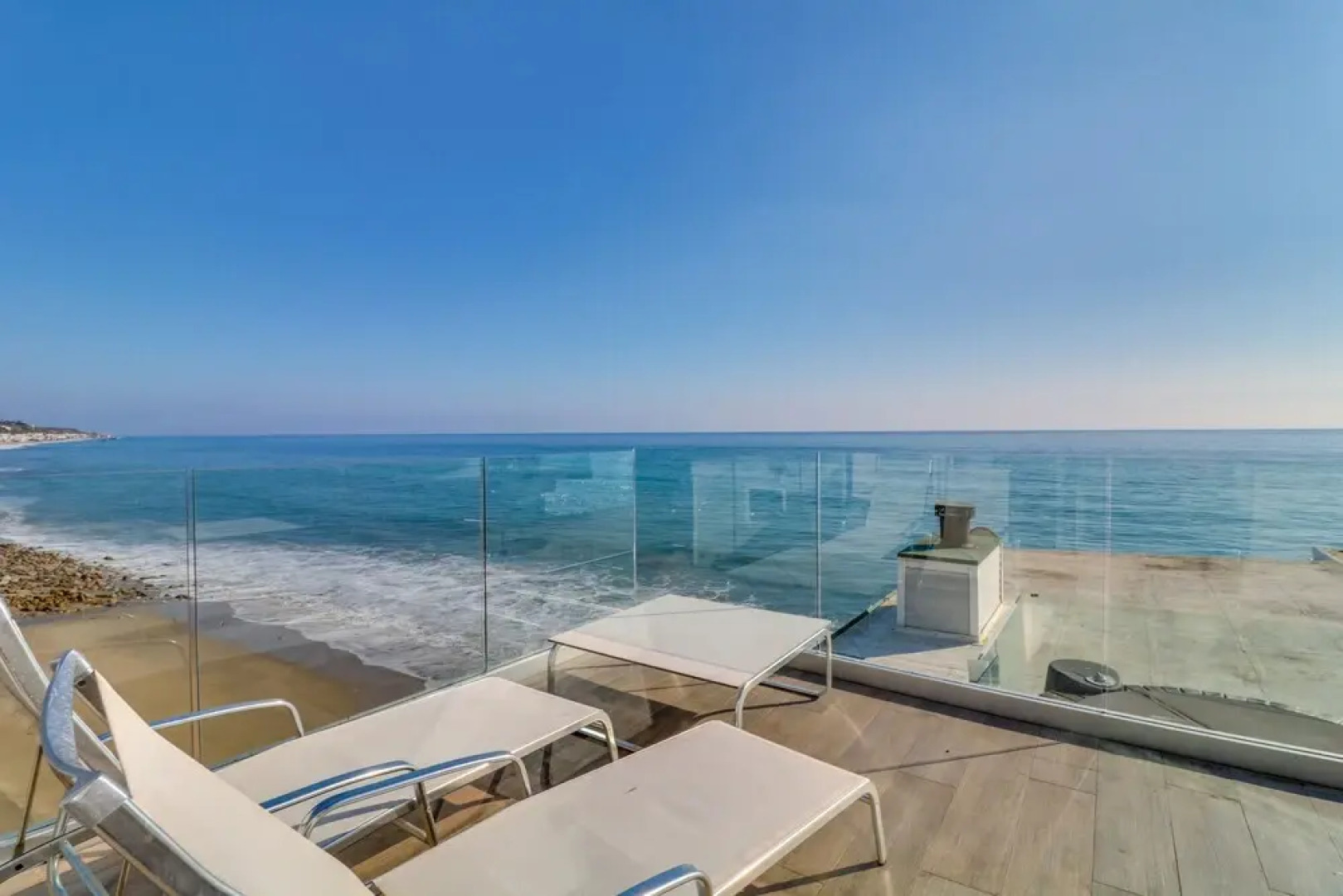 Beachfront Malibu Apartment w/ Ocean-view Balcony