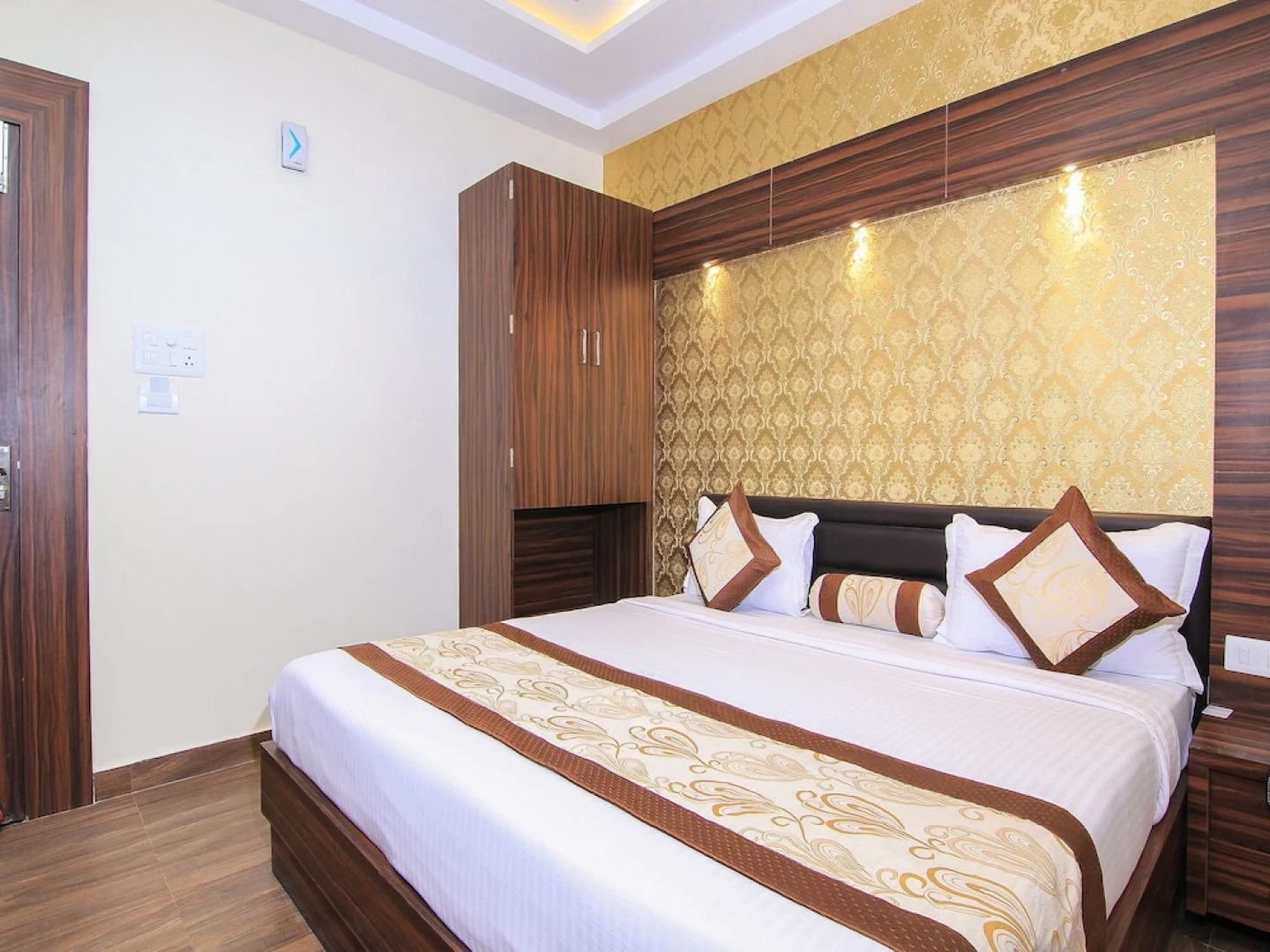 OYO 14886 Hotel Royal Paradise