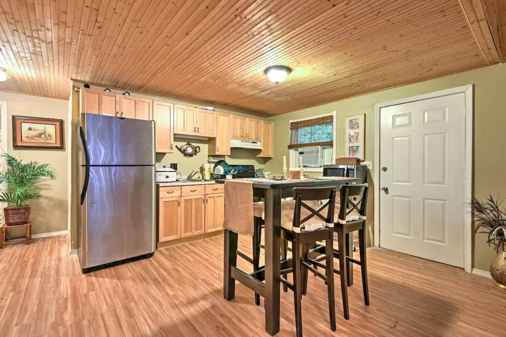 Cozy Arrowhead Lake Home w/ Sunroom + Pool Access!