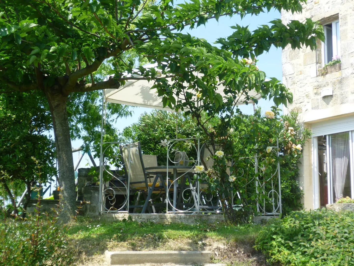 Renovated Dovecot With Pool, in the Vineyards Near Bordeaux