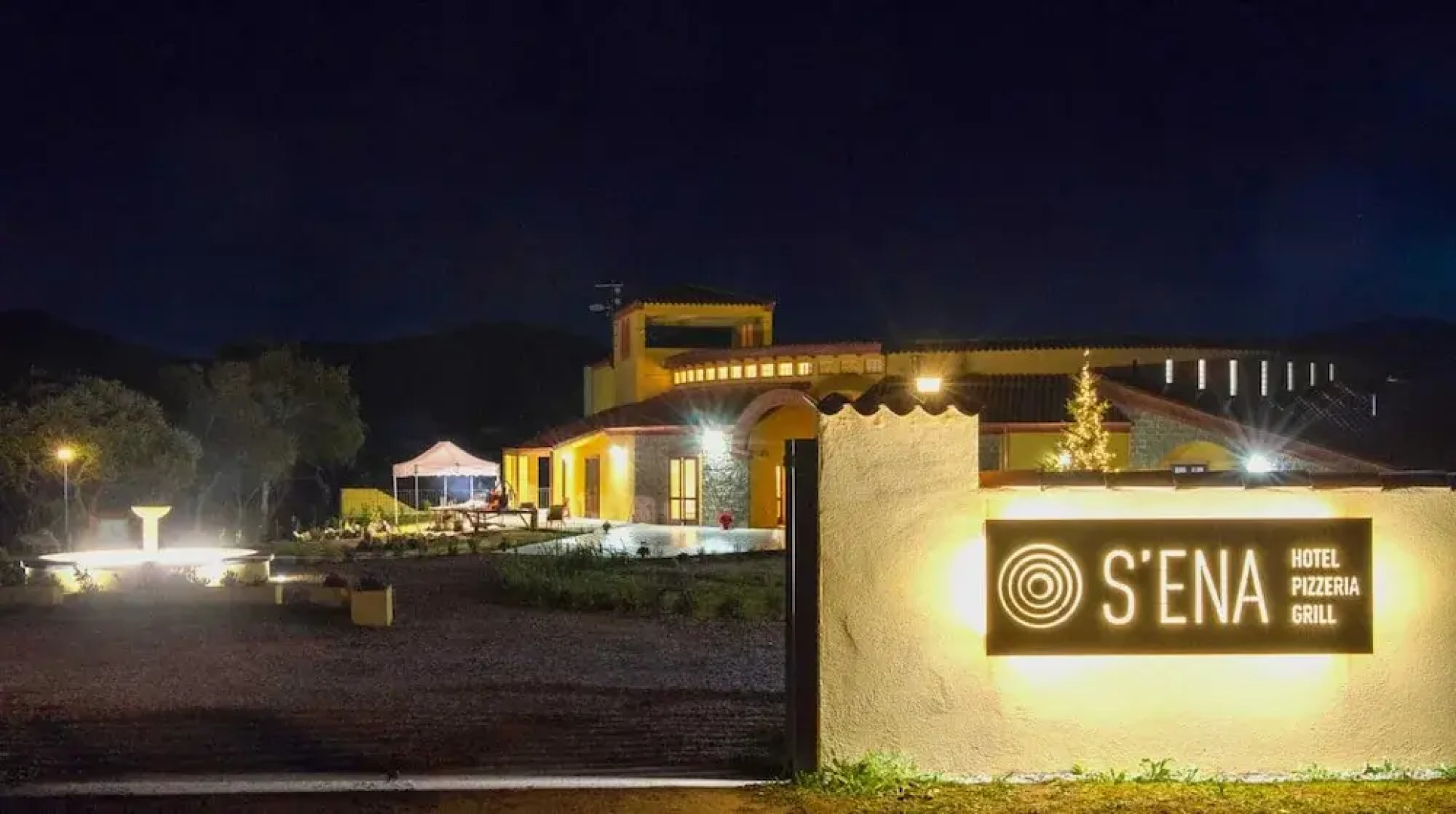 Hotel with swimming pool in Arbus