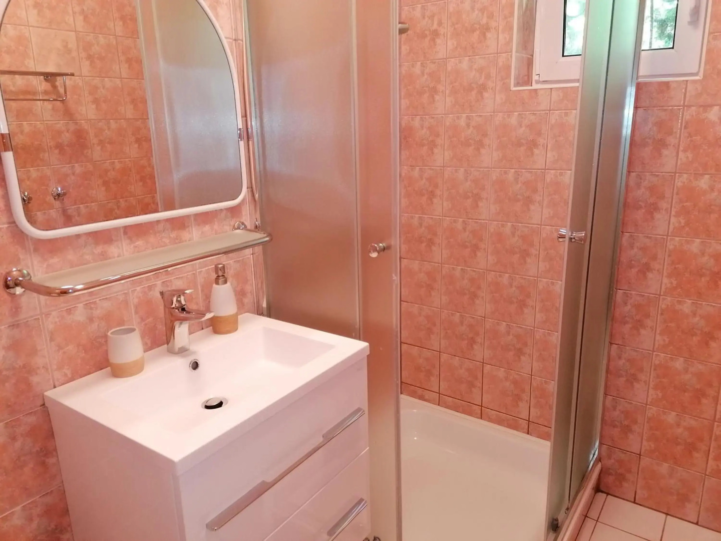 14 férőhelyes ház saját stéggel, játszótérrel Balatonfenyvesen vízparti utcában