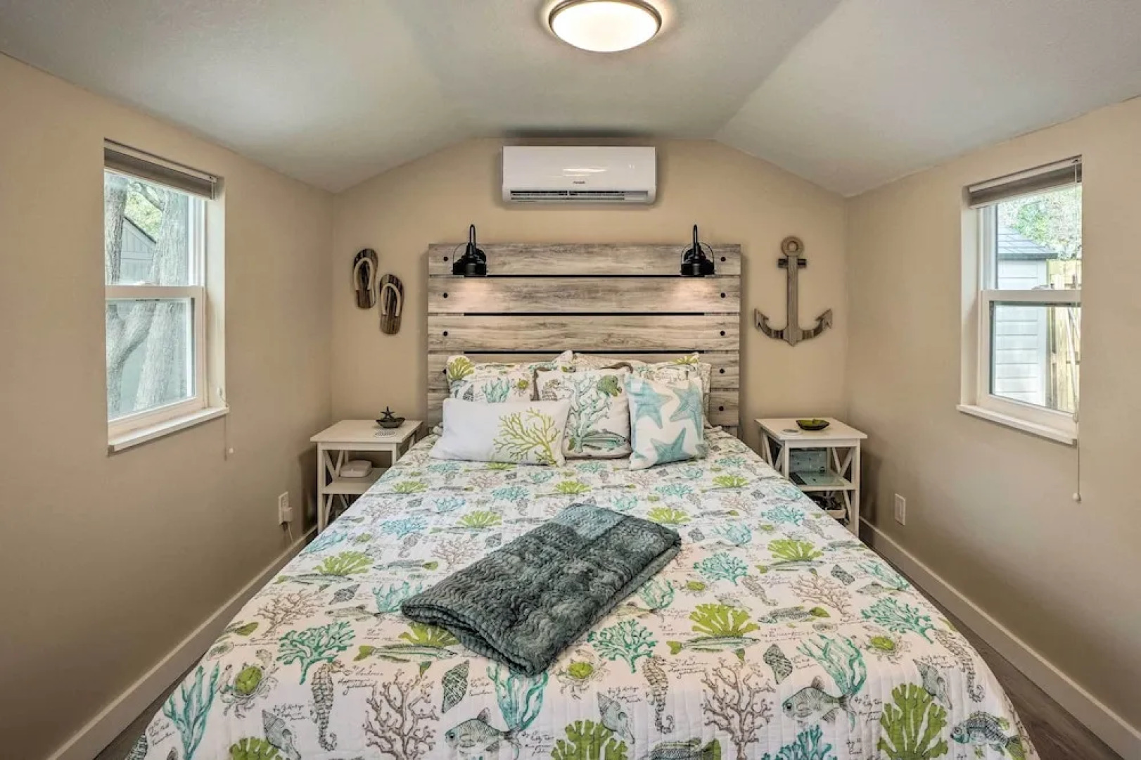 Tropical Palm Harbor Studio: Walk to Gulf!