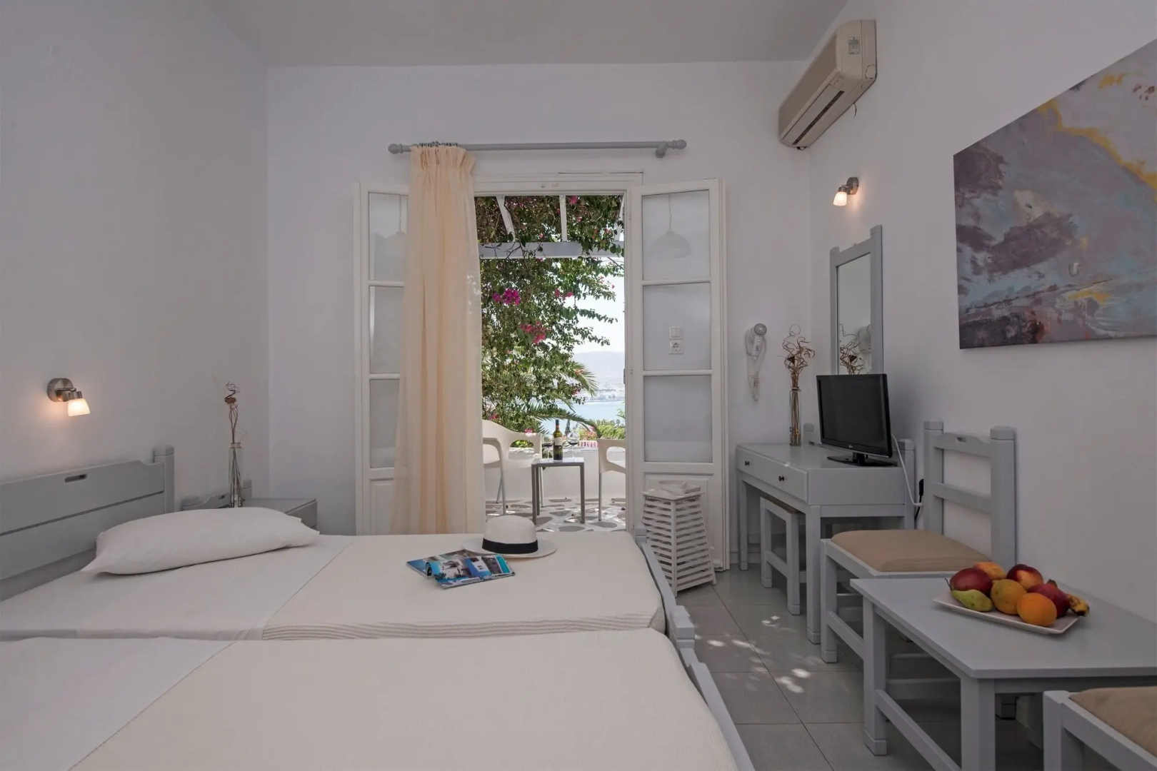 Akrotiri Hotel