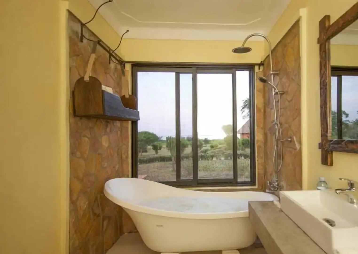 Ihamba Lakeside Safari Lodge