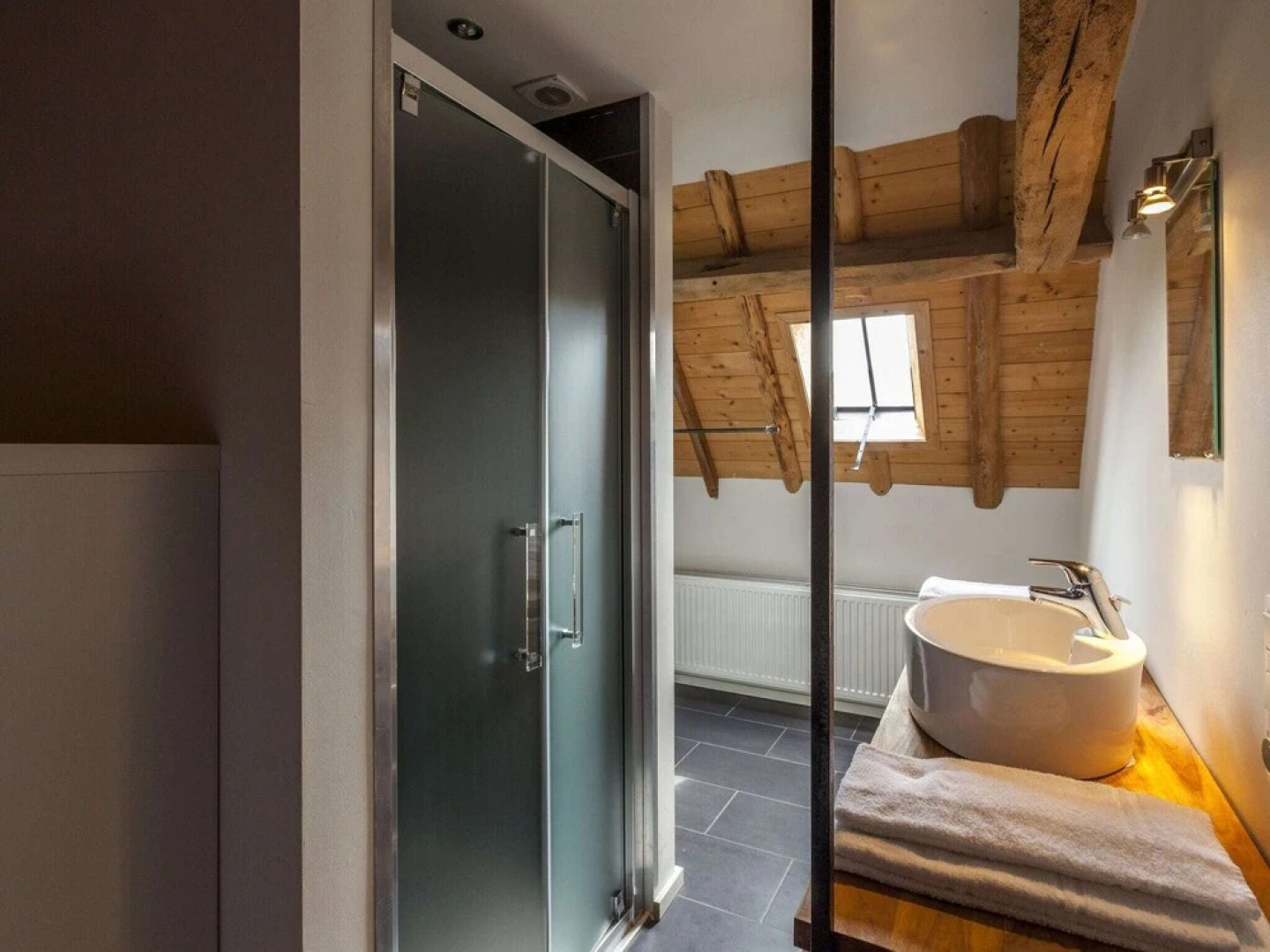 beautifull renovated farmhouse with traditional elements and a big garden