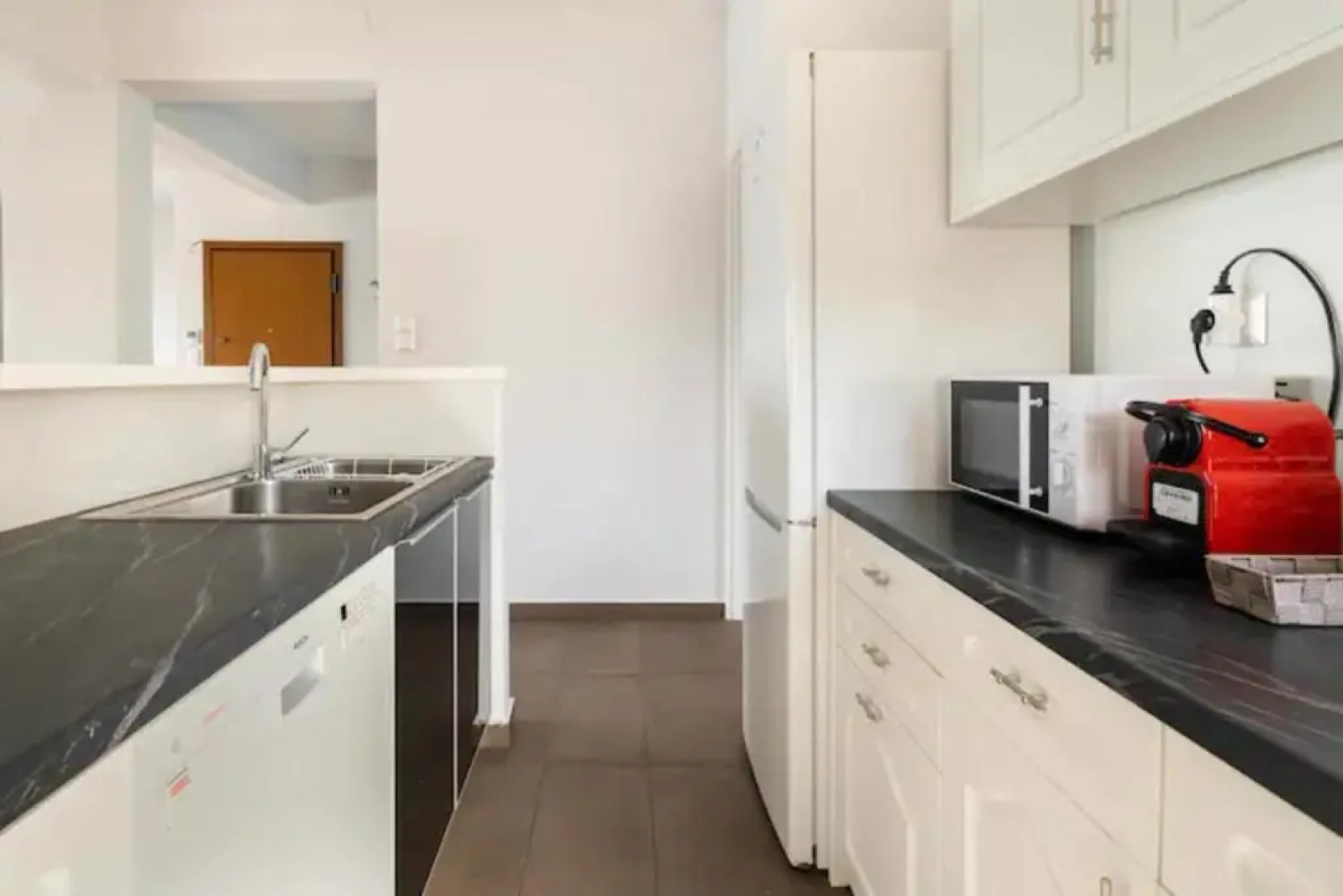 Βright Walled Designed Apt in Glyfada Center