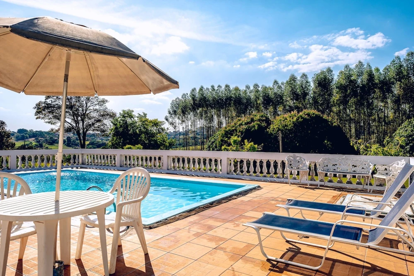 Sítio com piscina e lagoa particular