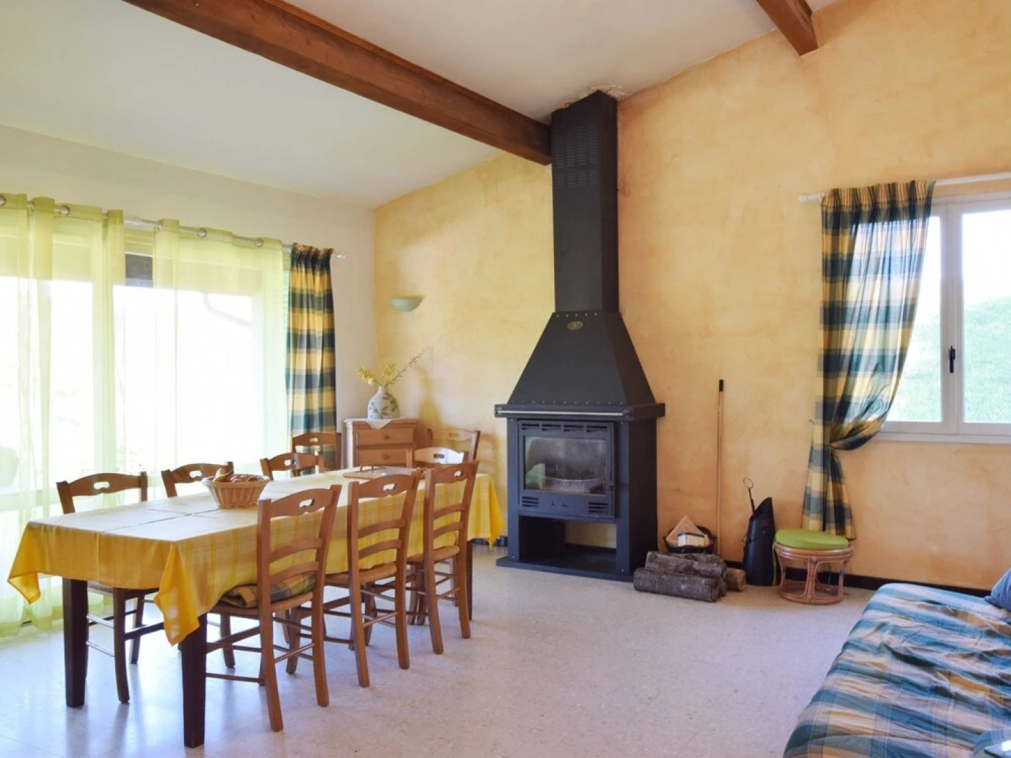 Stunning Holiday Home in Bourdeaux with Hill View