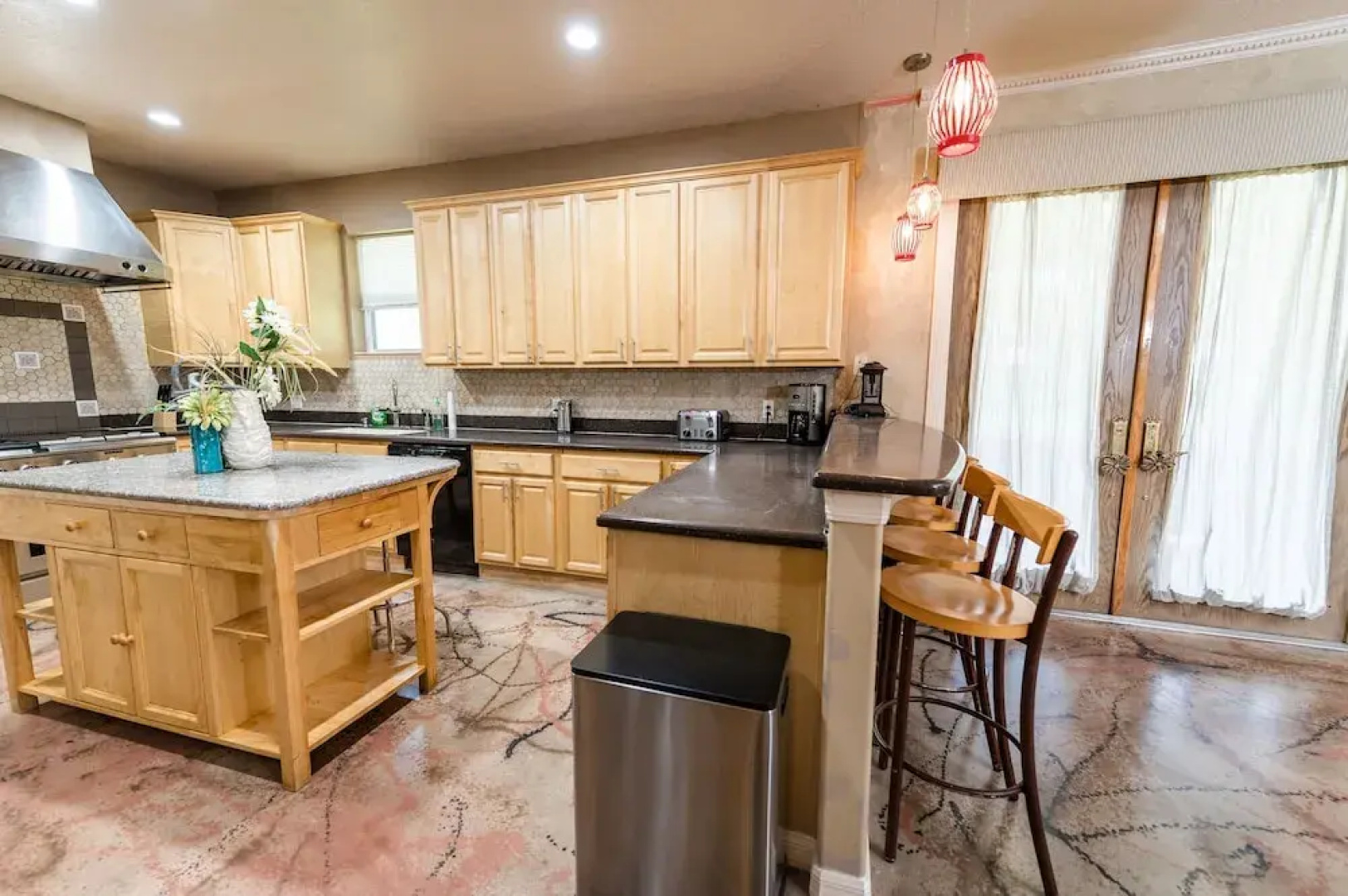 Chic Renovated Oasis: Disney & Universal Nearby 4 Bedroom Home by RedAwning