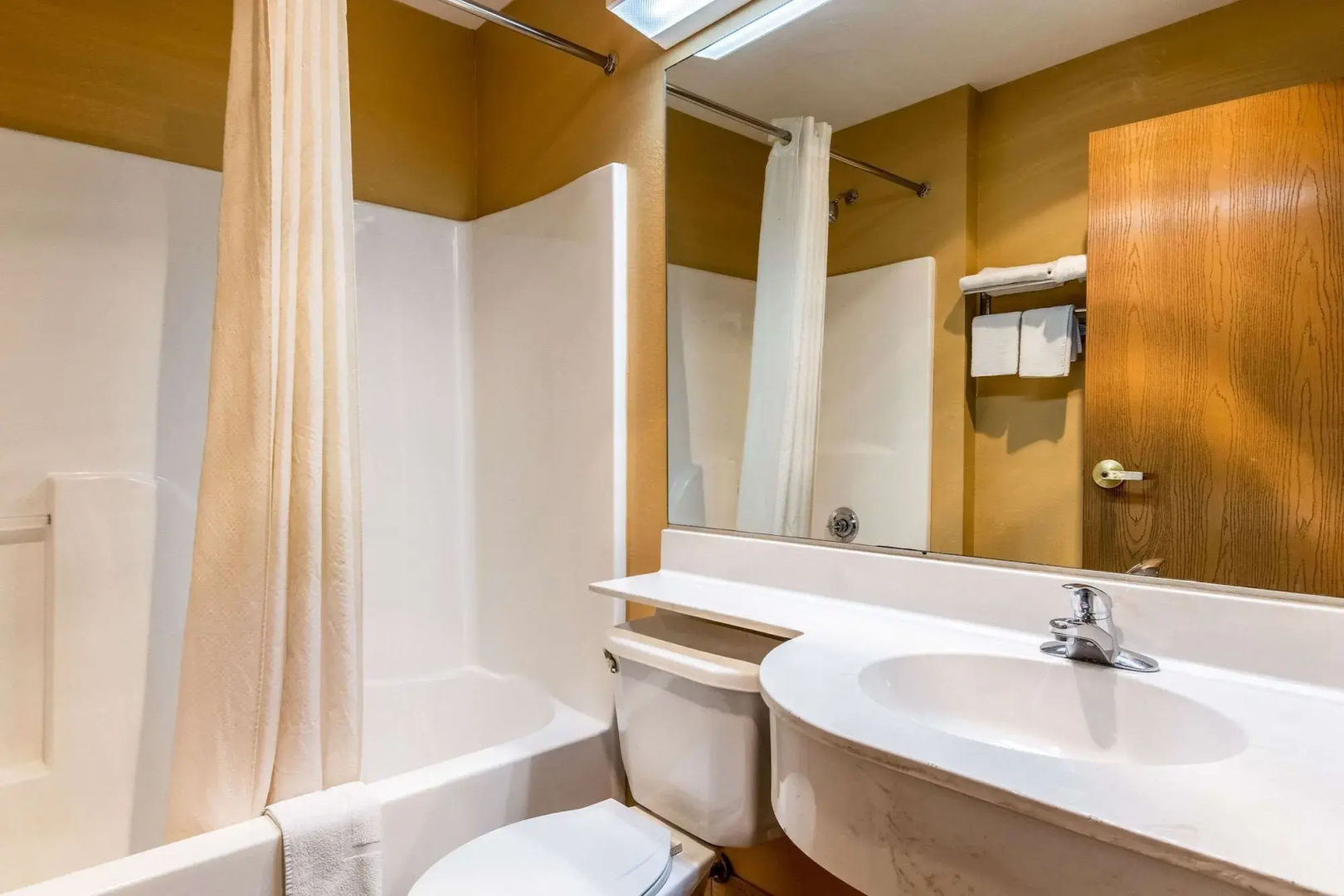 Econo Lodge Inn & Suites Evansville East