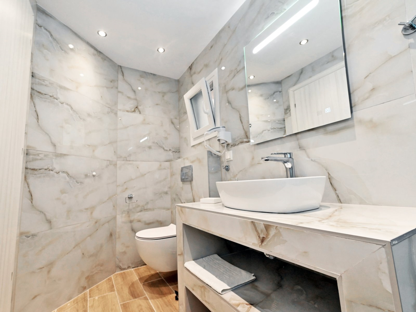 Sabbia Seafront Apartment 3 by TravelPro Servi...