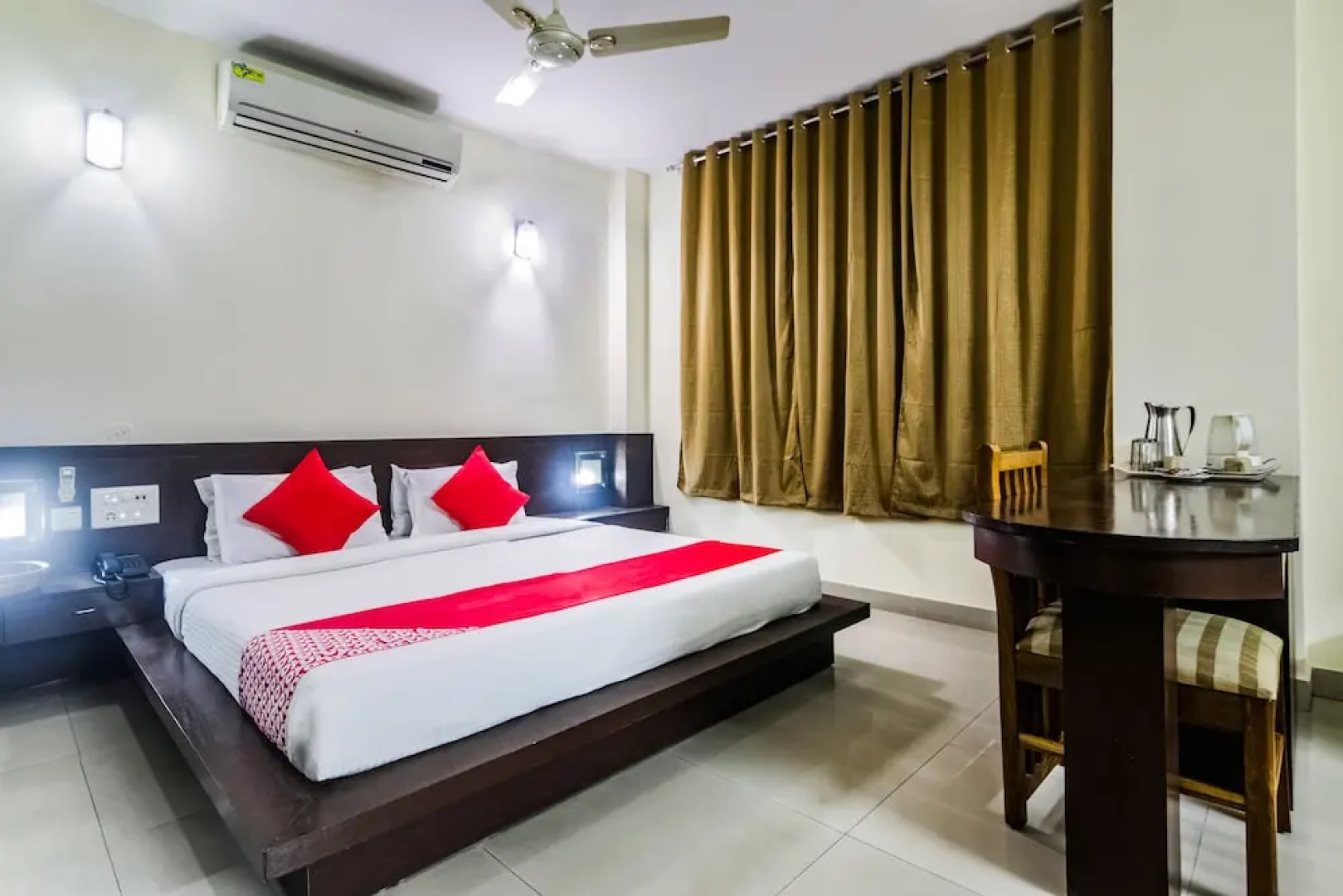 OYO 26683 Earl Grey Hotel