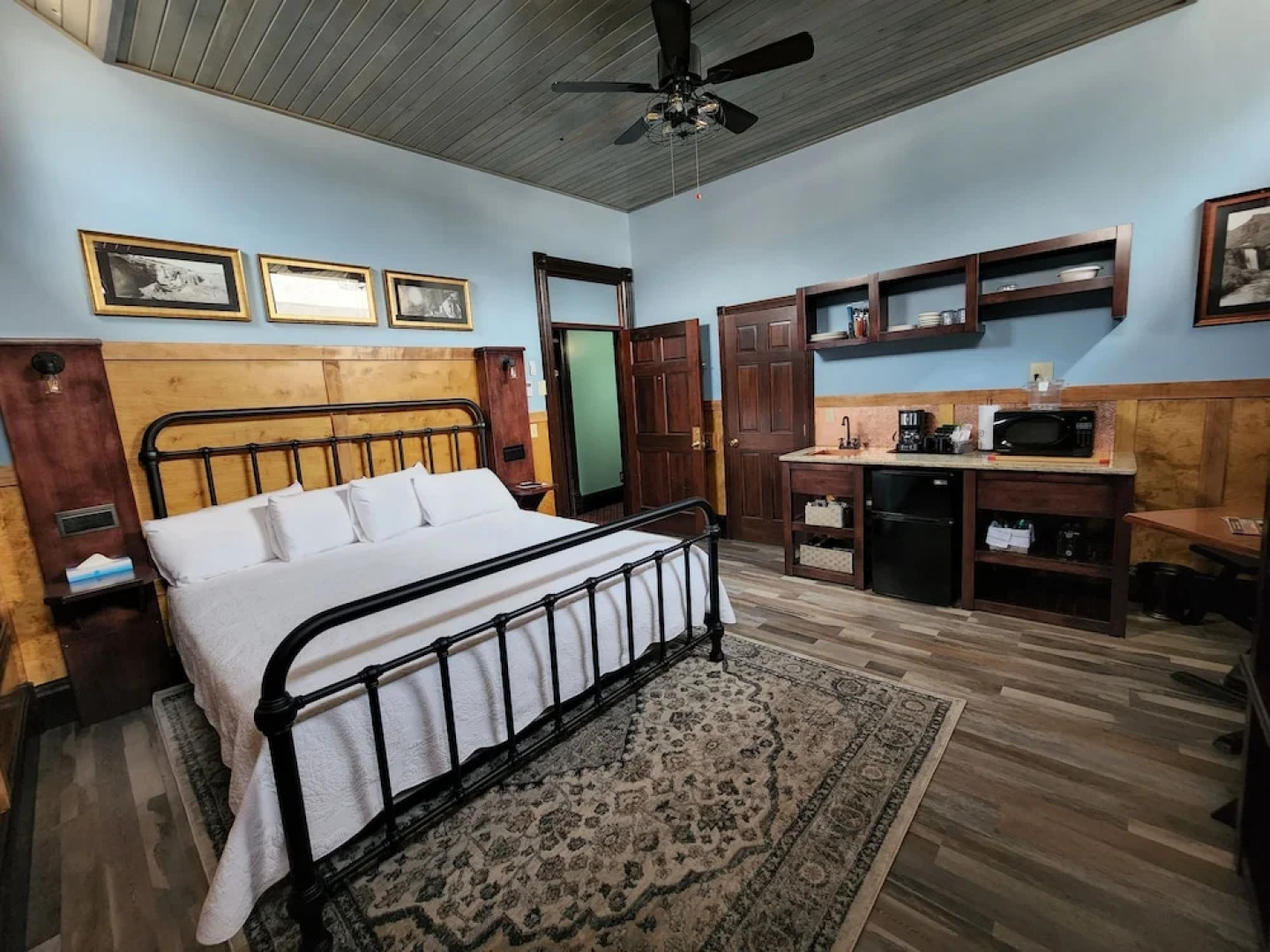 Historic Iron Horse Inn