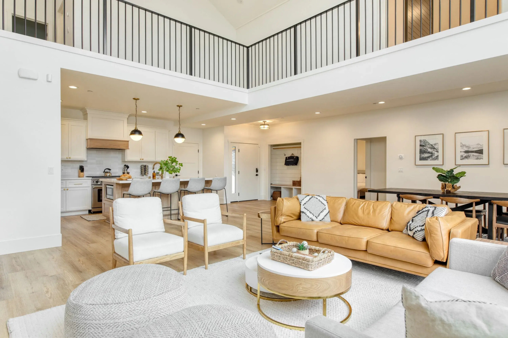 Luxury Retreat, 5mins to the Lake Game Room + Fire Pit Howlite by Avantstay