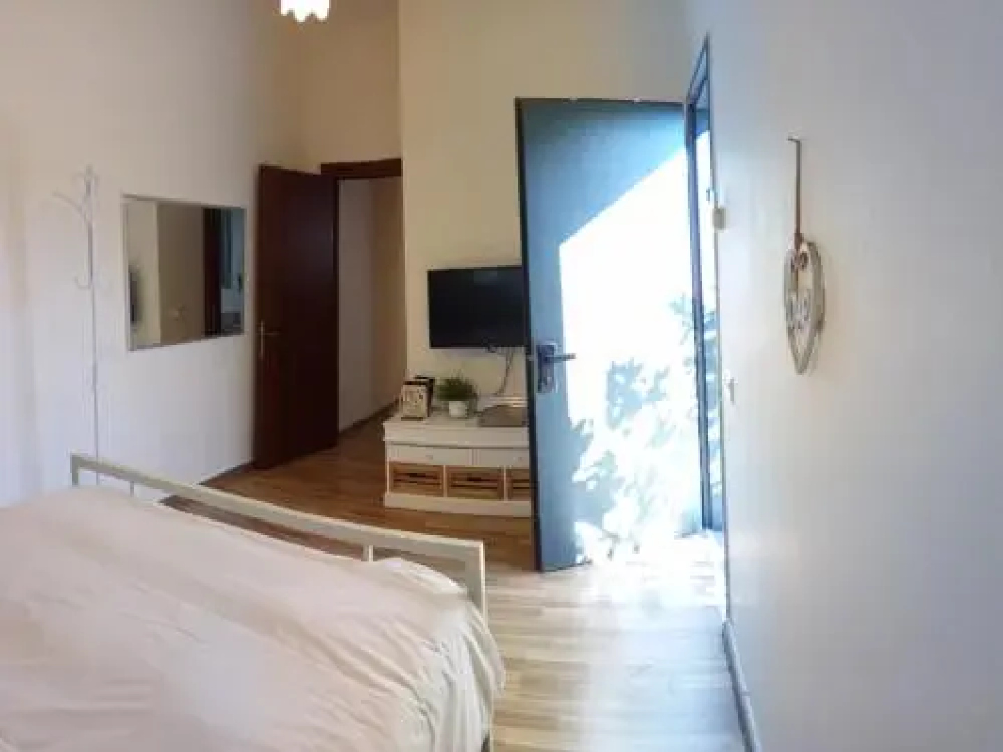 Hen Suites