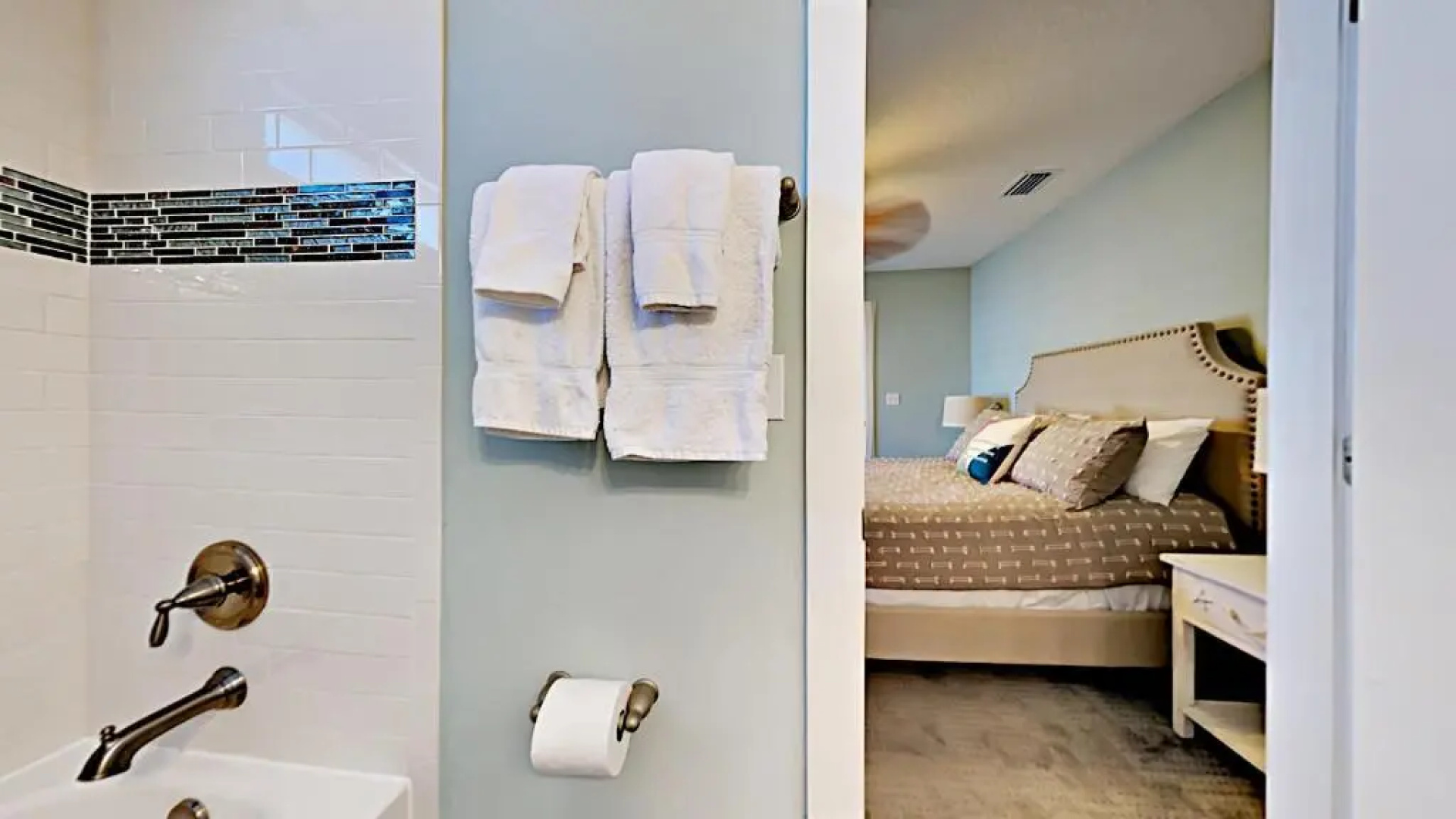Blue Breeze, 4 Bedrooms, 3 Bathrooms, Sleeps 10, walk to Beach