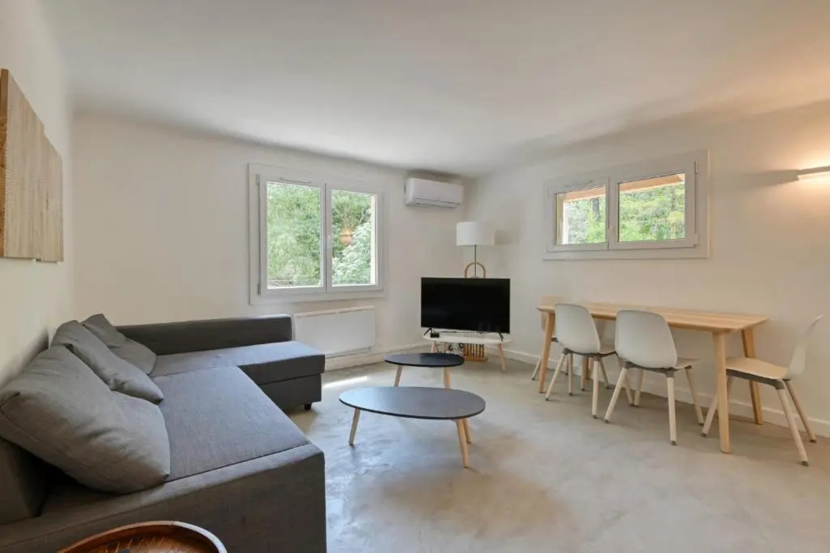 Spacious apartment in a villa with terrace and garden in Ventabren