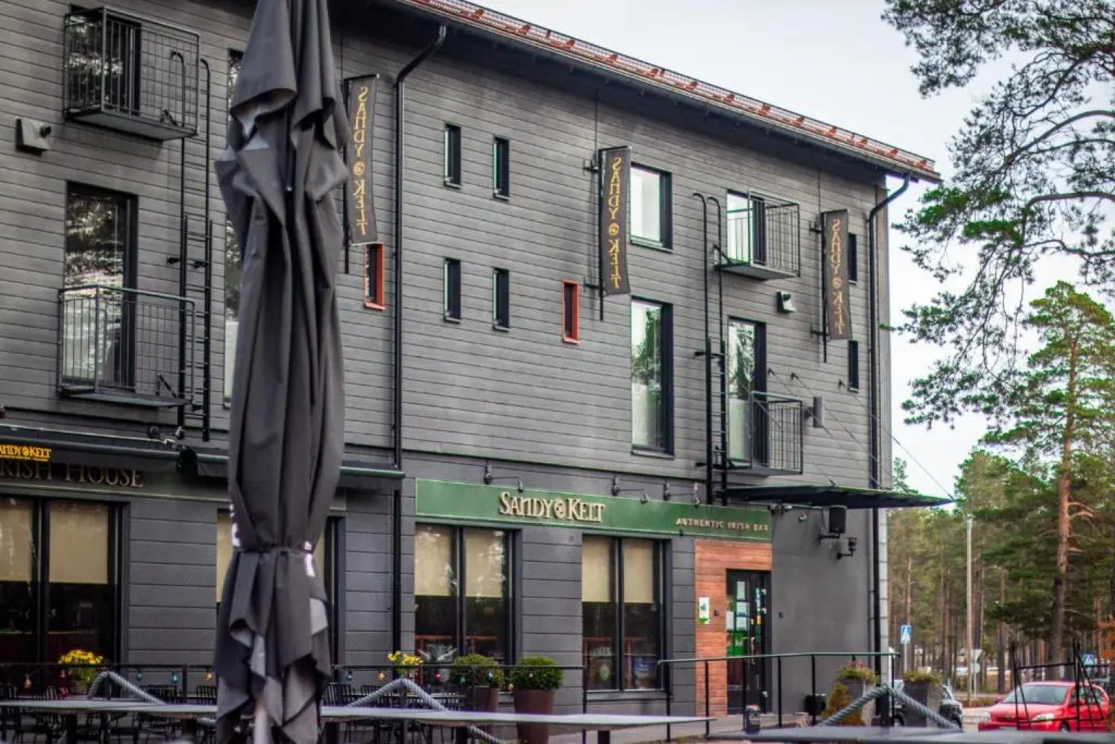 Sandy Kelt, Irish House Apartments