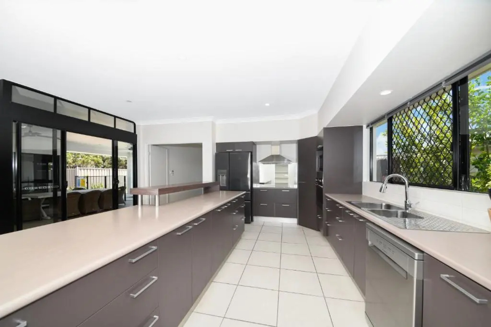 Edge Water 2 minutes from the beach with a pool!