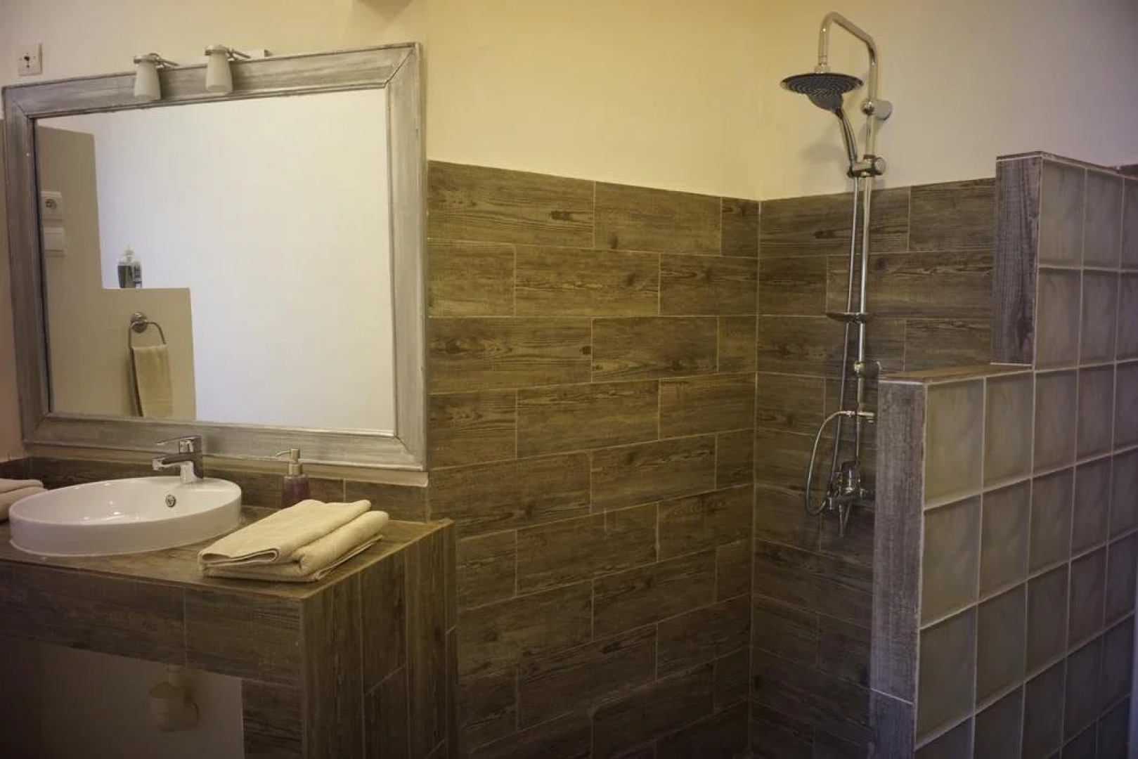 Badalodge Hotel & Restaurant