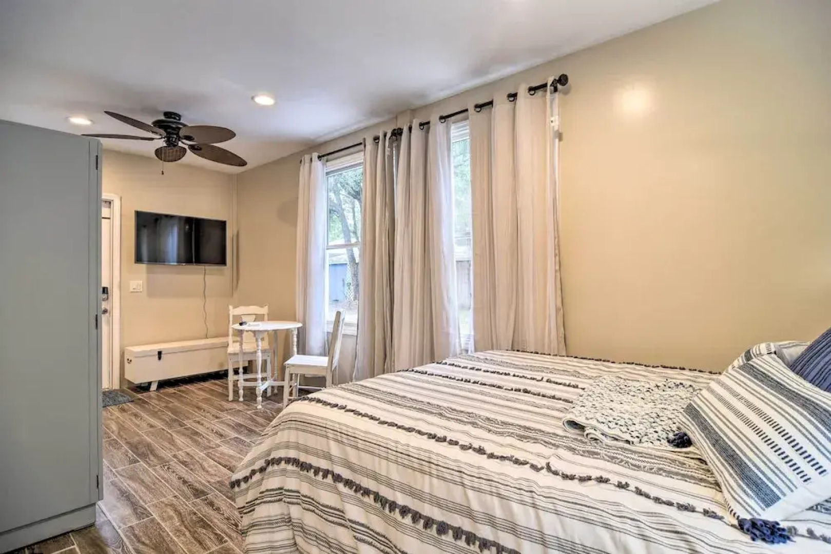 Ozona Studio w/ Shared Deck - Steps to Gulf!