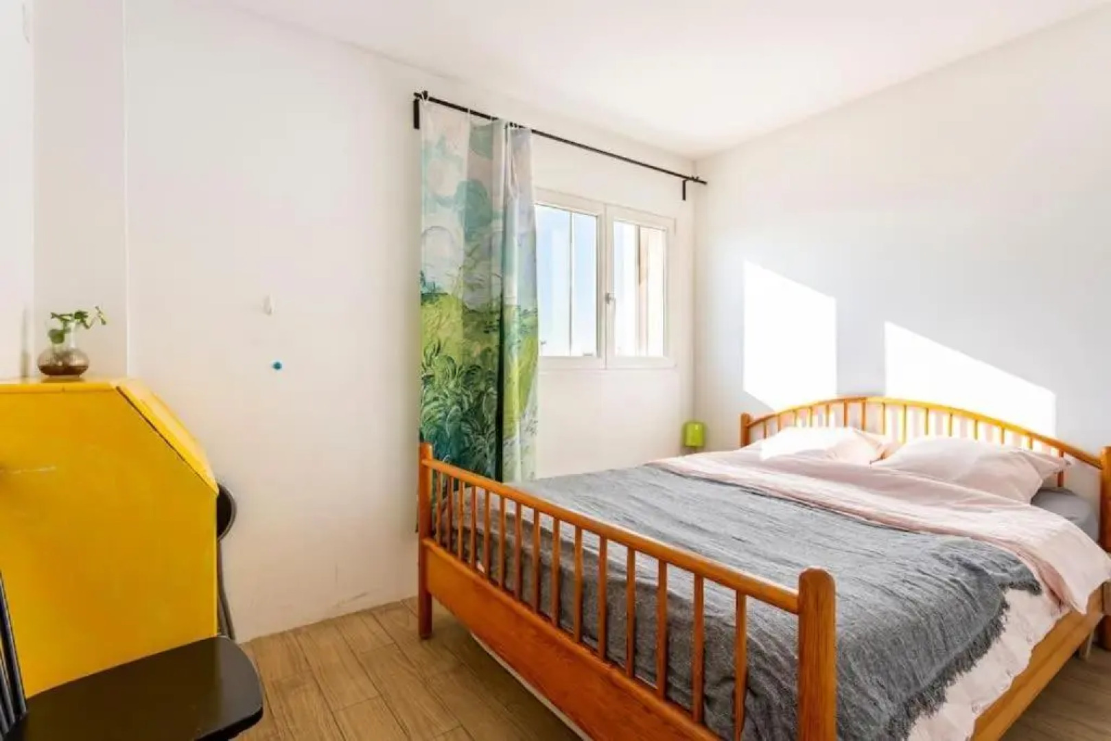 Une chambre chez moi,A guest room in my home,20mins to Paris