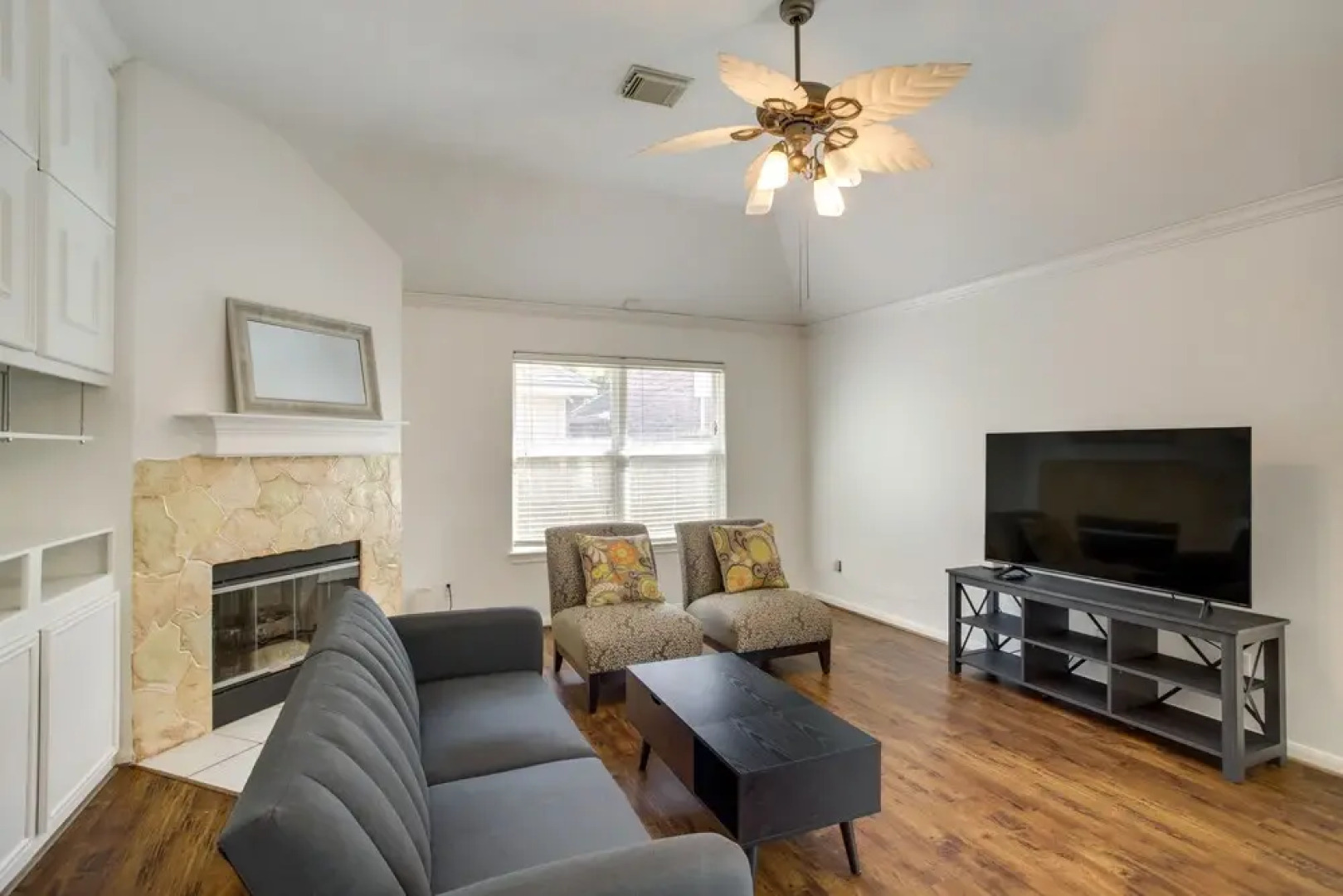 Pet-friendly Spring Home - 4 Mi to Six Flags!