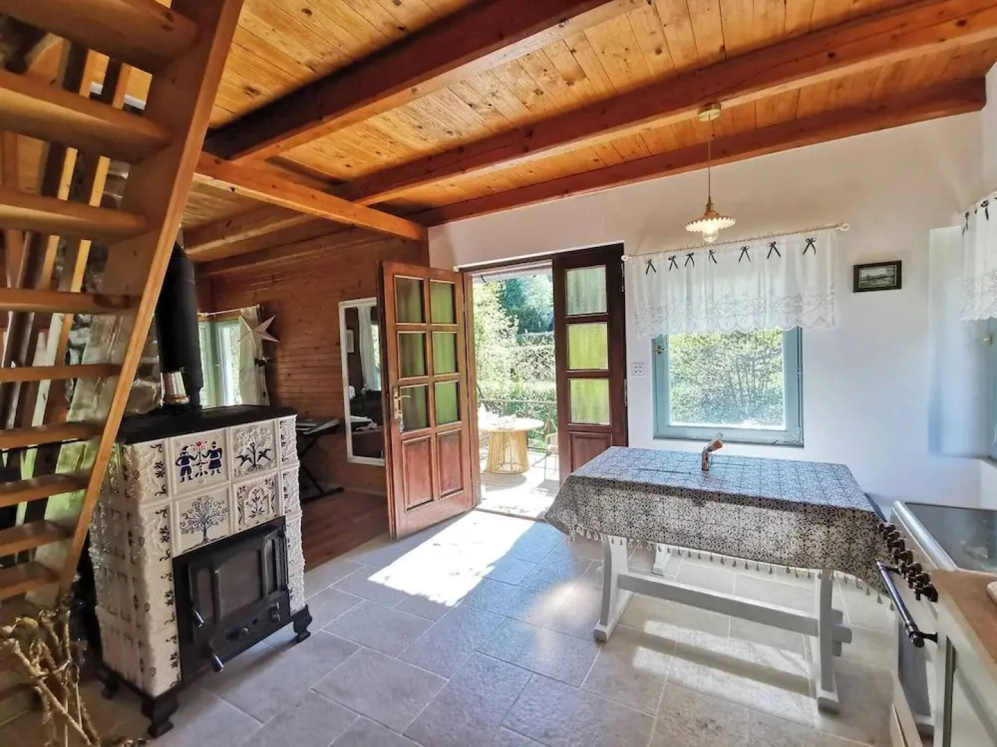 Sunny Wooden House on Creek, 30 Minutes Prague