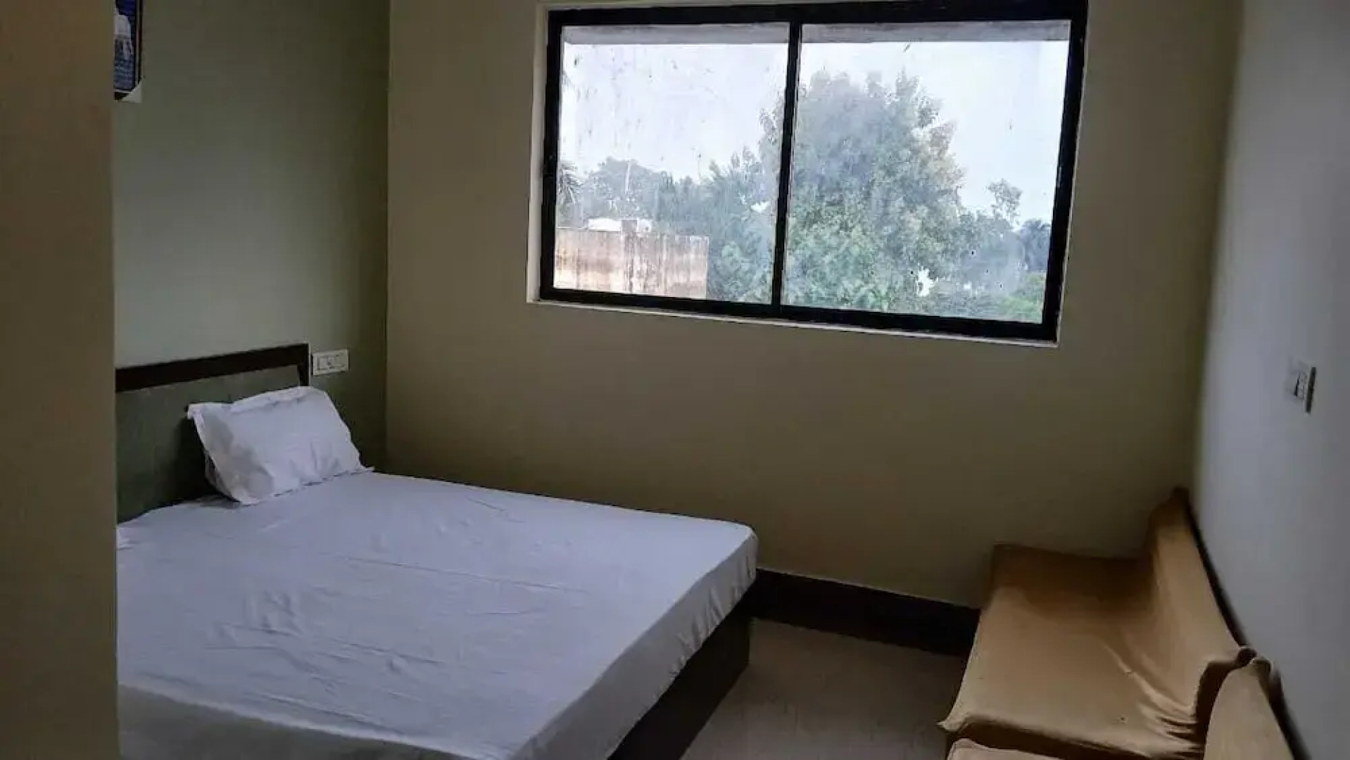 J.R Palace Hotel & Banquet