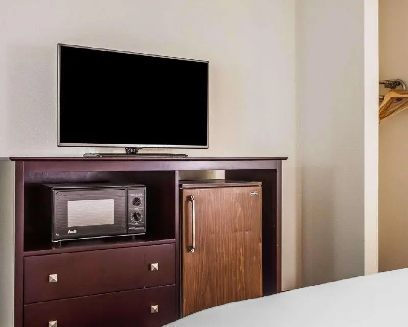 Econo Lodge Inn & Suites Outlet Village