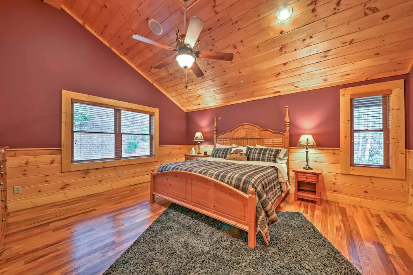 'the Cozy Bear Cabin: Upscale Deck & Mtn Views!