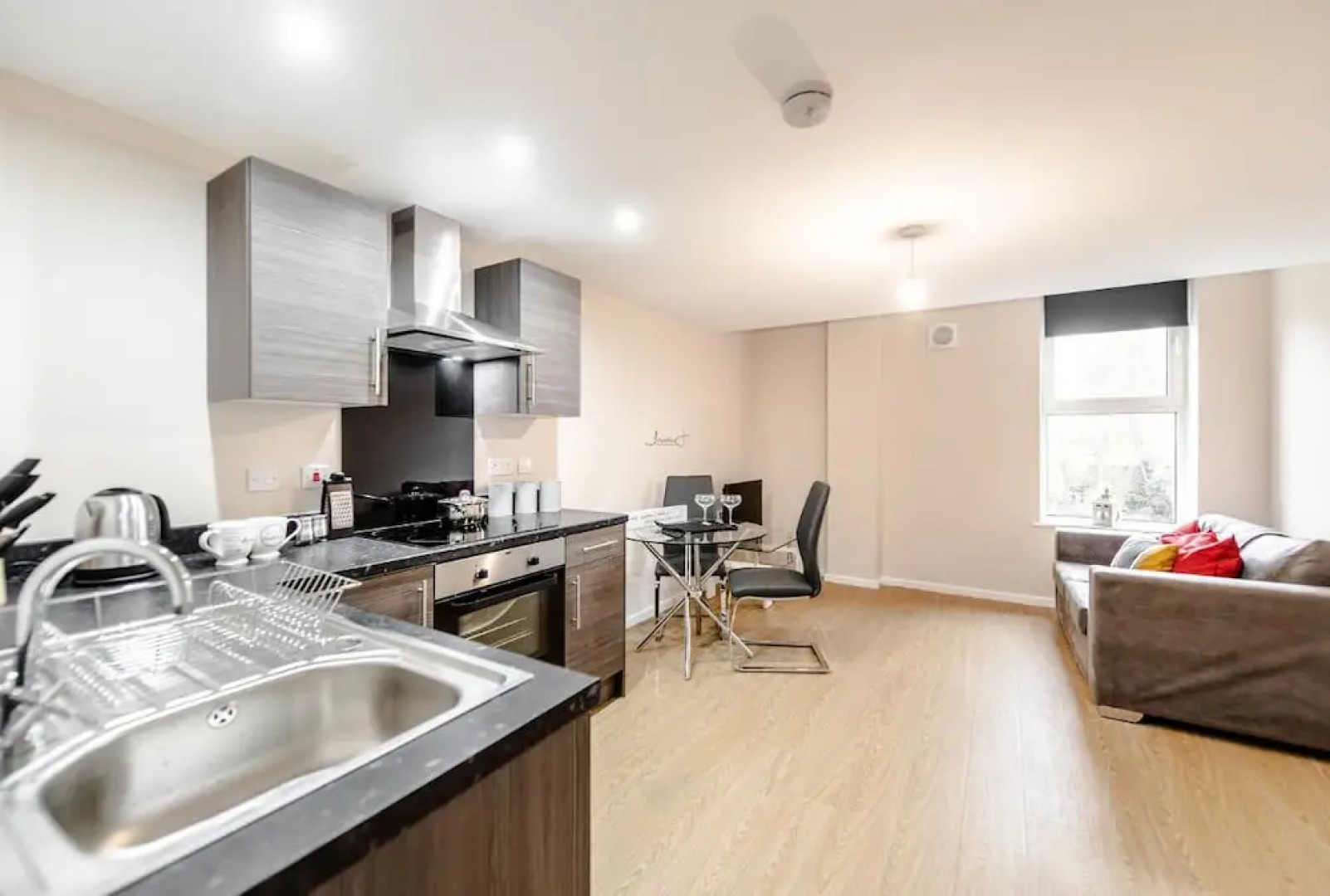 Infinity Apartments Metropolitan House 1