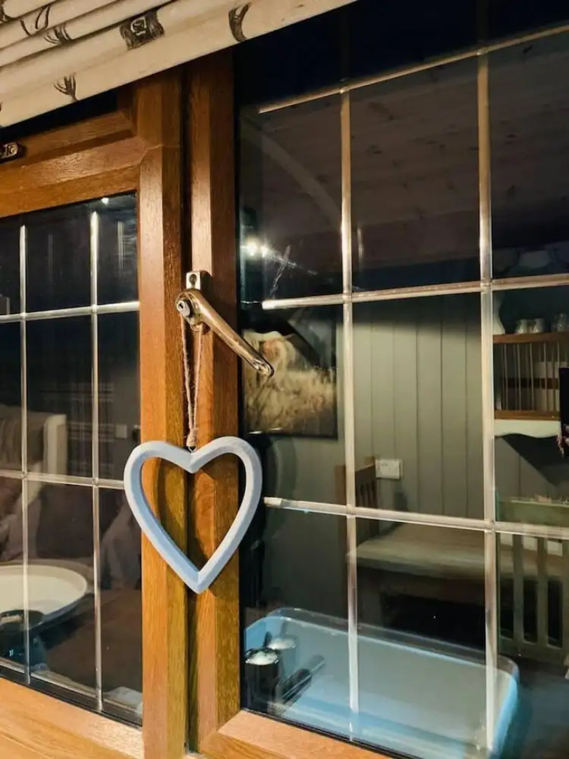 Cute and Cosy Shepard hut With Wood Fuel hot tub