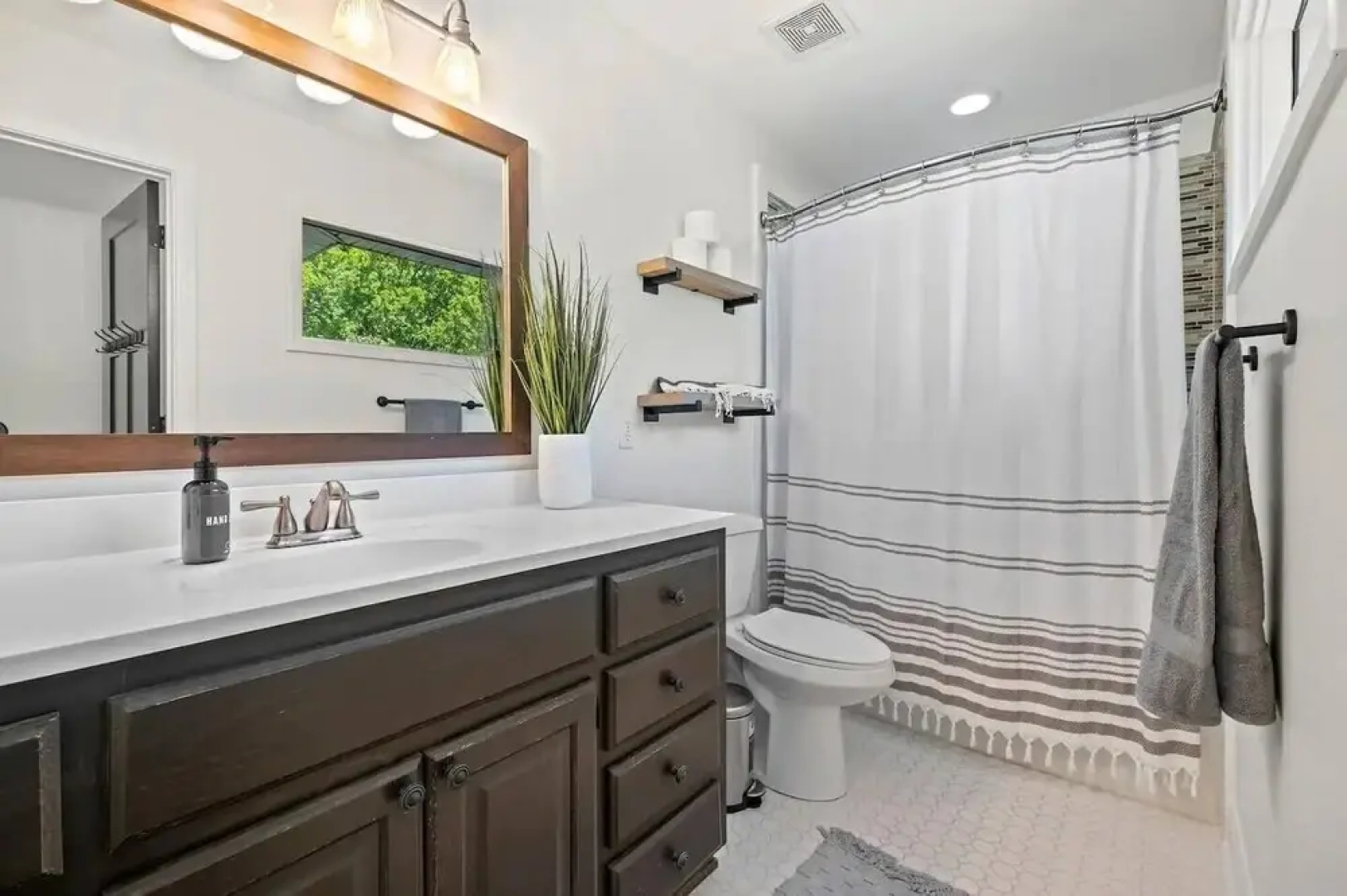 Tunnel Vision Trail Home -8 Min From Lake Windsor! 4 Bedroom Home by Redawning