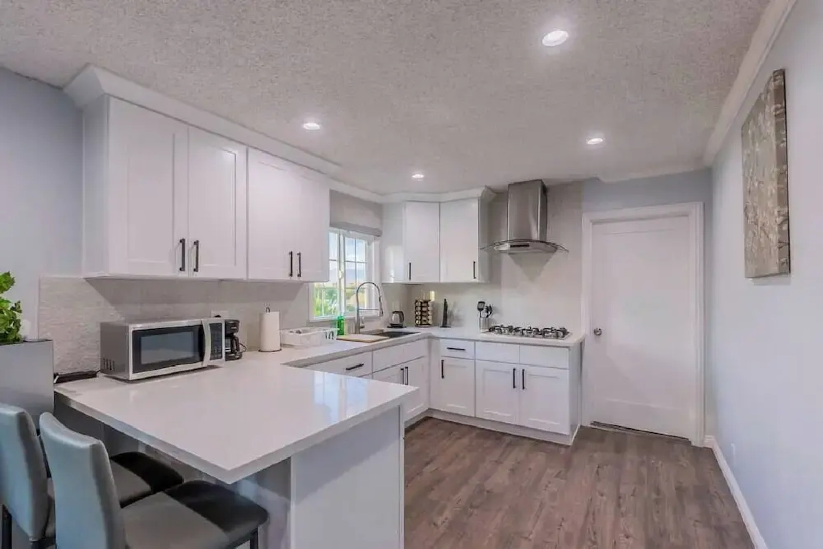 Stunning LA Luxury Retreat: Ideal for Work or Play