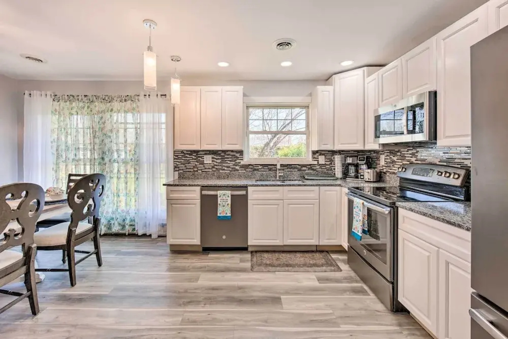 Updated Home w/ Pool Table ~ 4 Mi to Hershey!