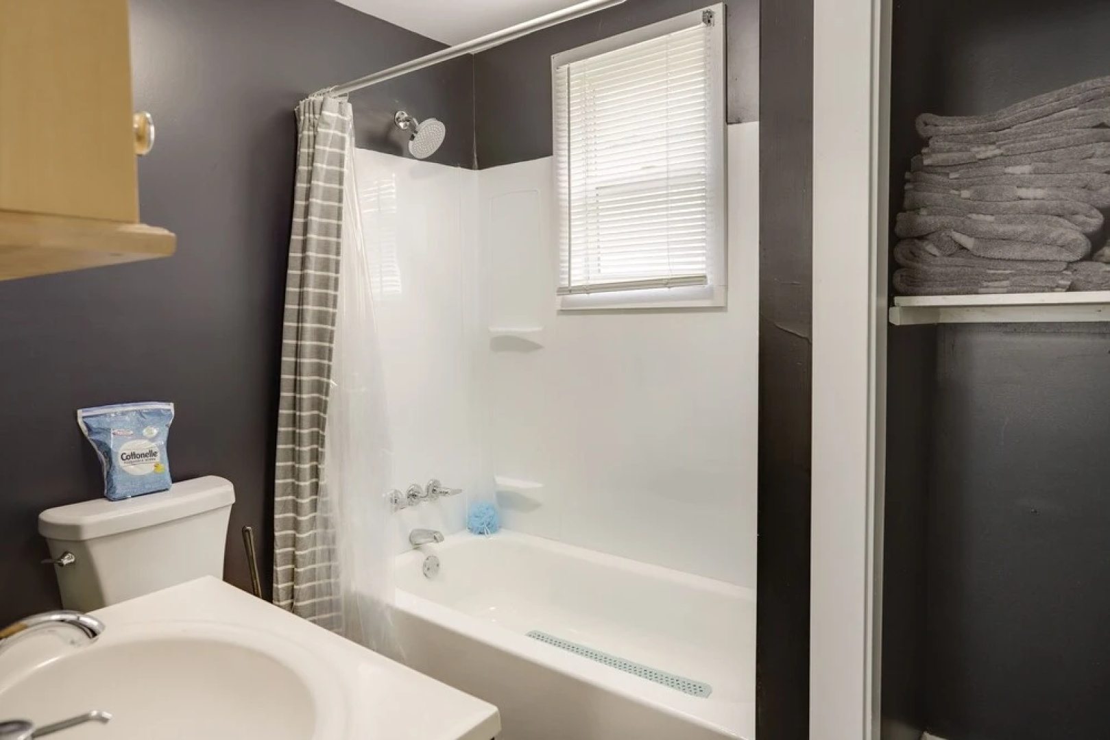 Cozy Downtown Sandusky Gem - 1 Mi to Lake Erie!