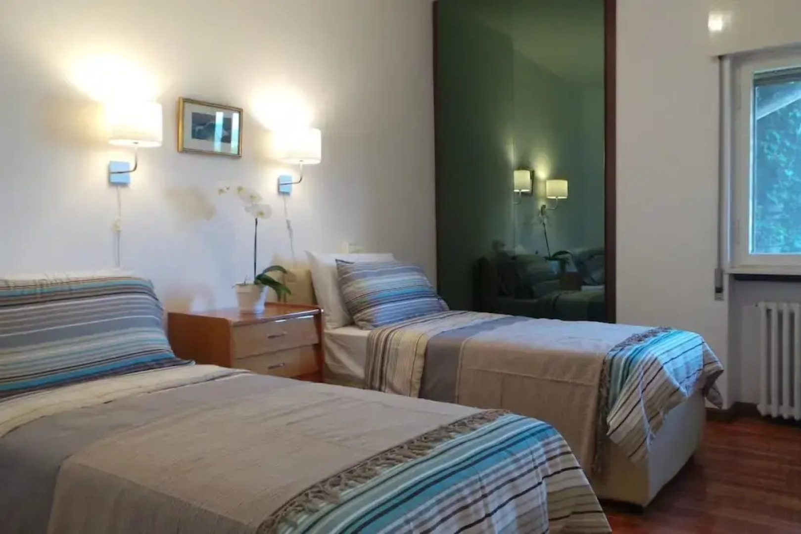 Contemporary Lakeside Villa Enjoying Direct Lake Access, Wifi, BBQ, Near Restaurant and Shop