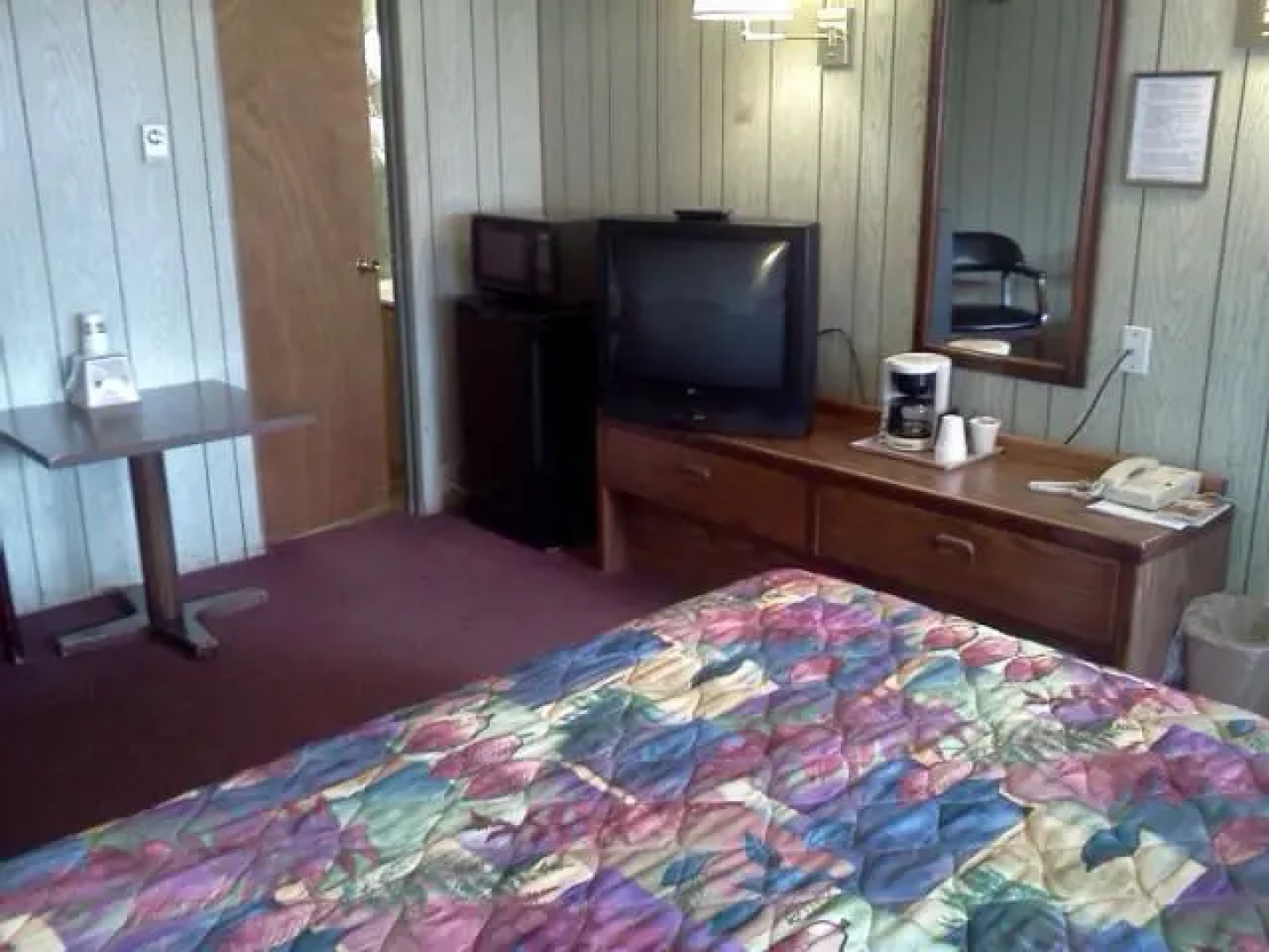 Budget Host Parkway Motel