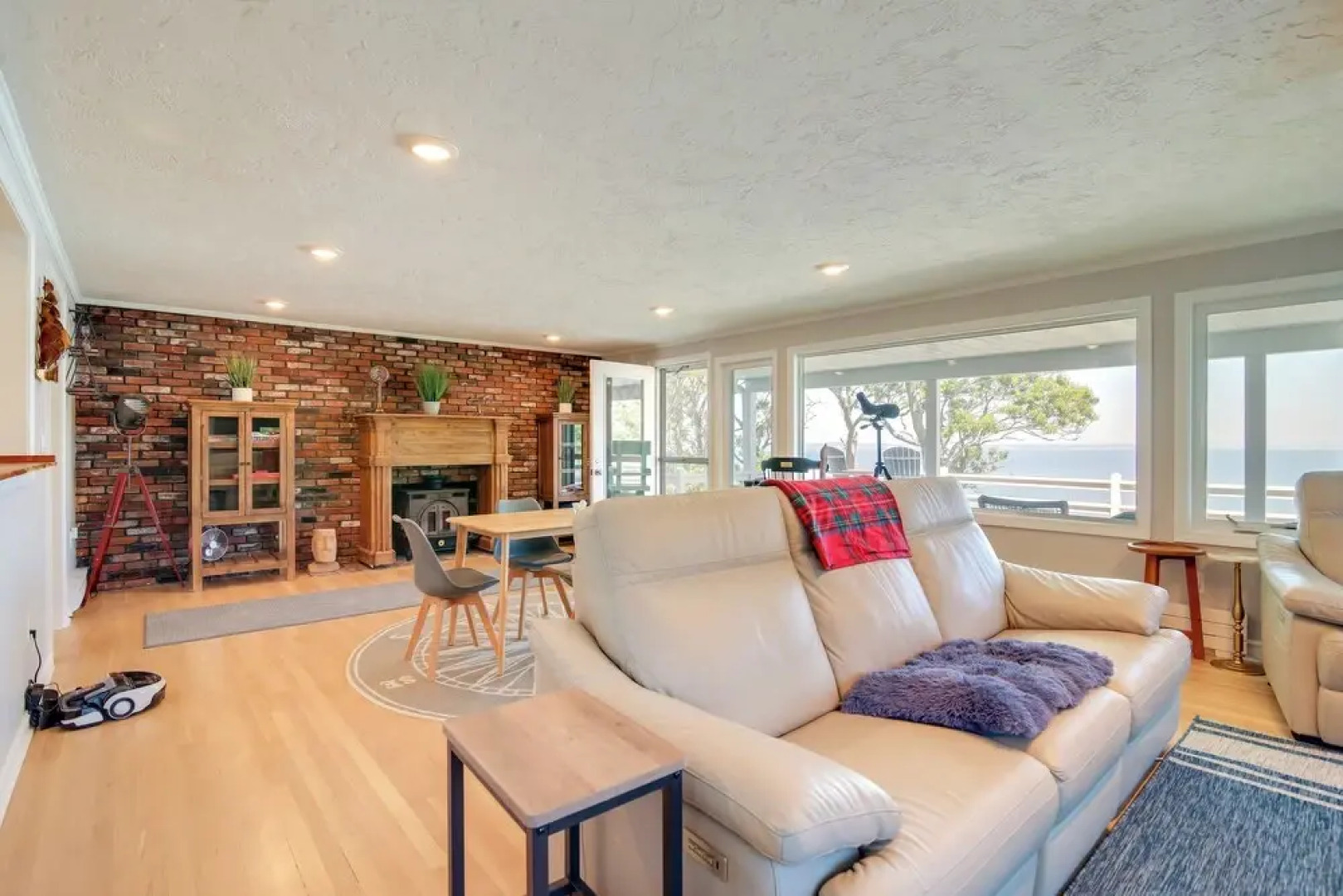 Bayfront Home w/ Deck - 4 Mi to Downtown Plymouth!