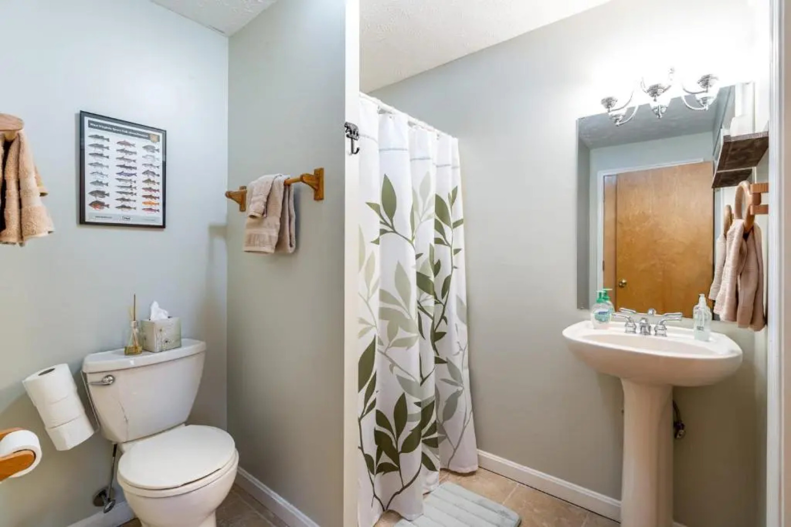 Private Creek, Hot Tub, Huge Deck at Chalet Cabin