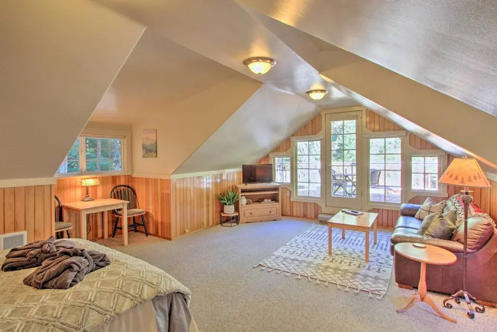 Owls Nest Studio w/ Hot Tub: Hike Nearby!