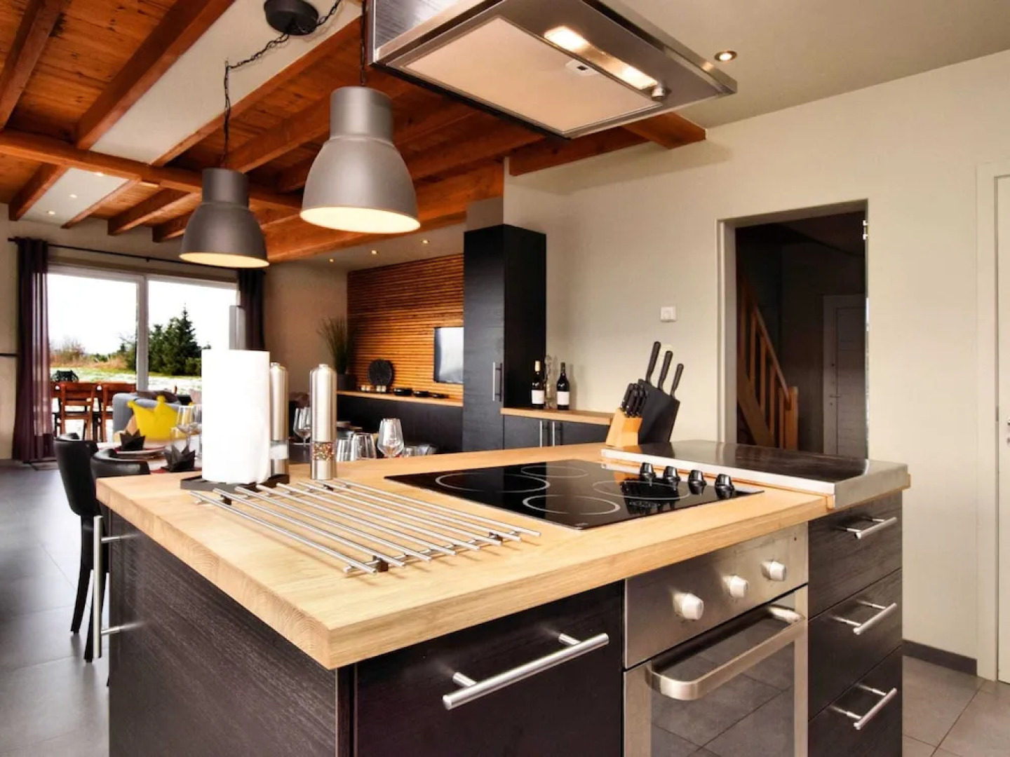 Beautiful, Luxury Home with Sauna, Hot Tub, Private Bathrooms