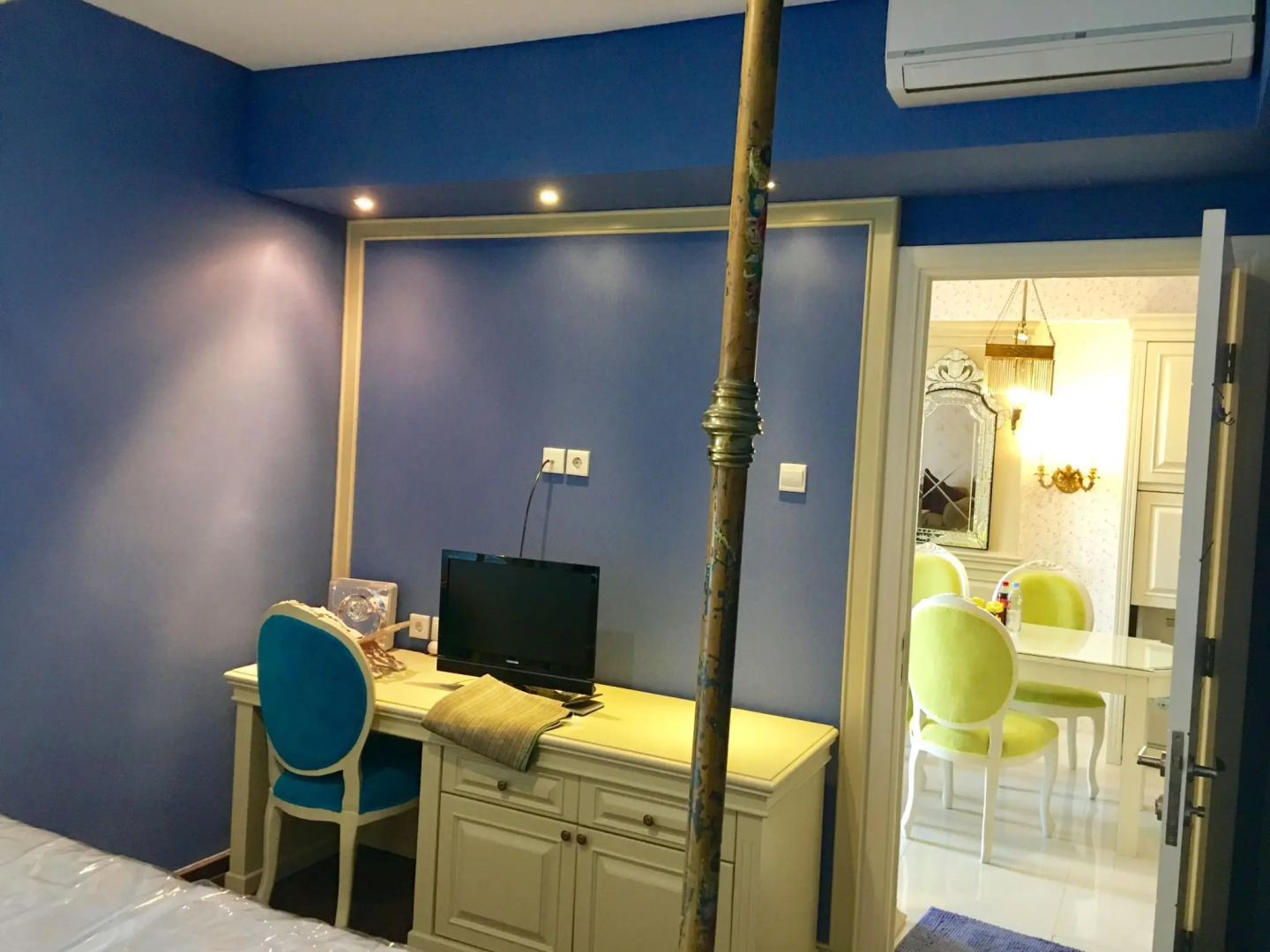 Cozy & Bright-Downtown- 2 Bedrooms w/Pool -21st Fl