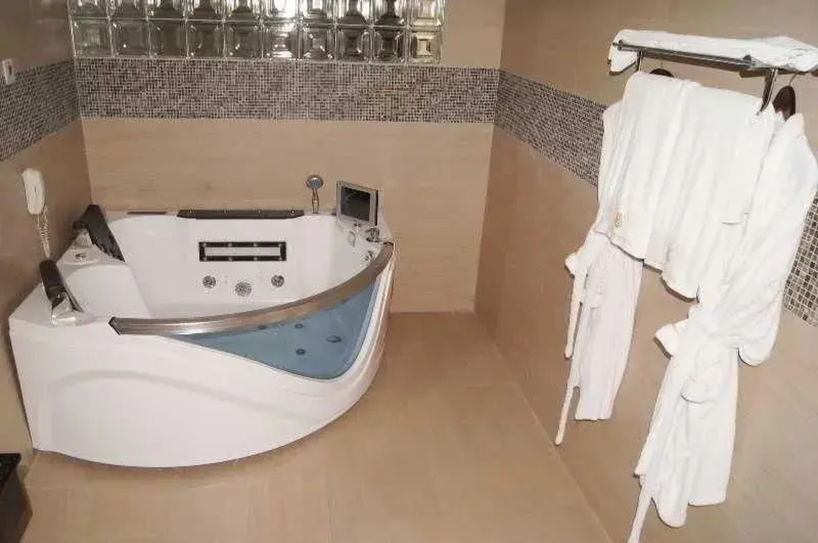 Tiffany Diamond Hotel Indira Gandhi Street